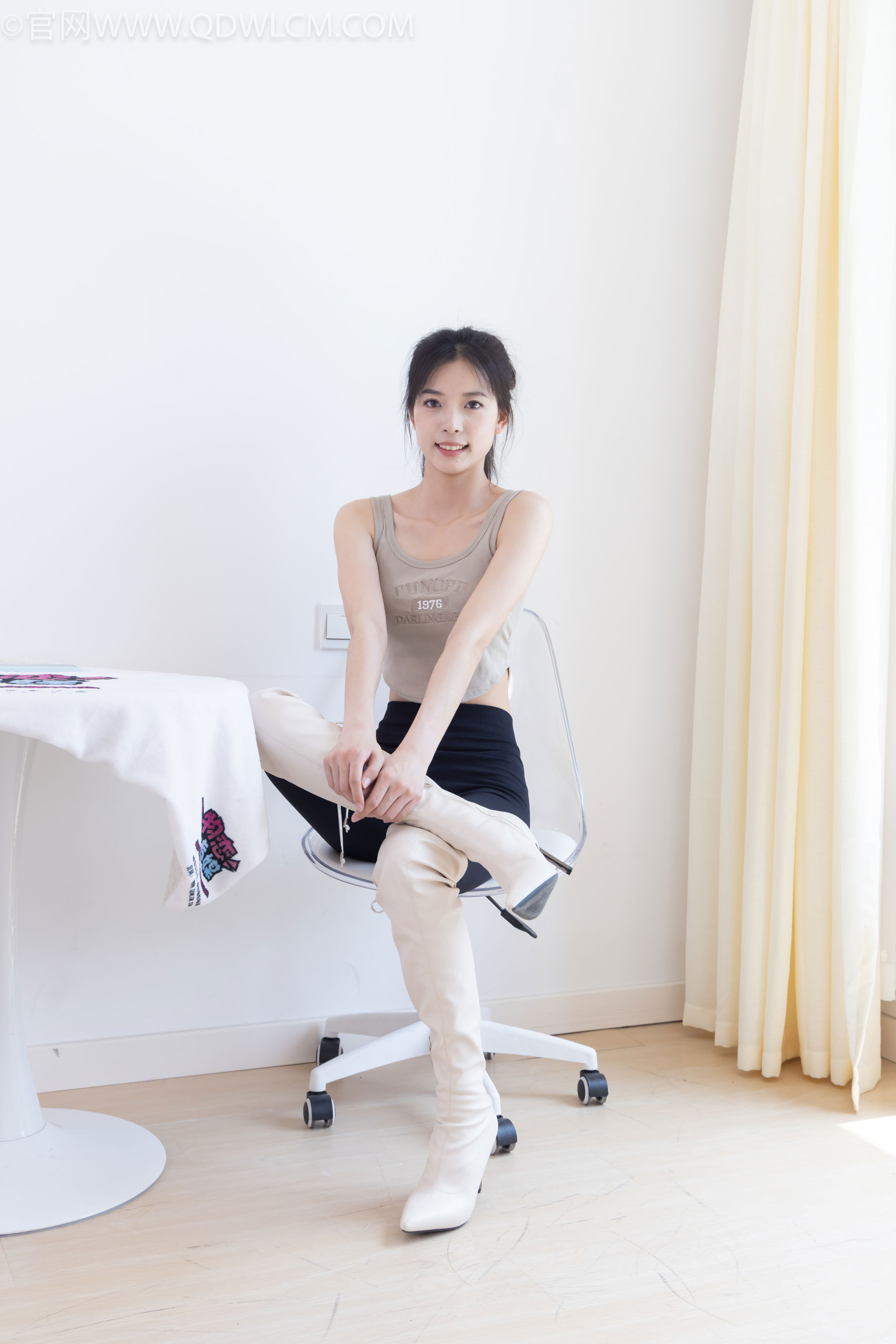 物恋传媒 No.2490 茯苓 - 长靴、白棉袜、裸足/(180P)