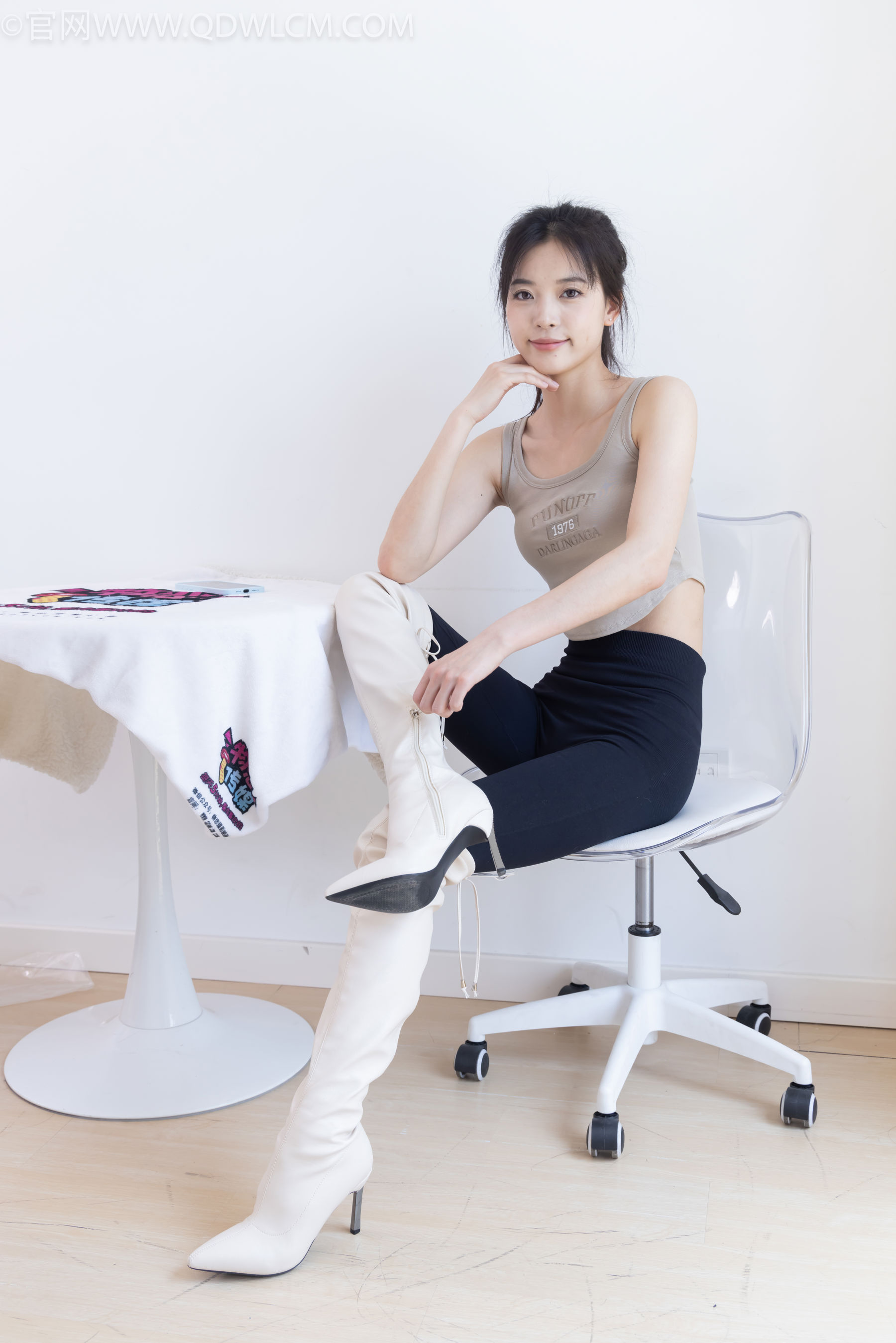 物恋传媒 No.2490 茯苓 - 长靴、白棉袜、裸足/(180P)