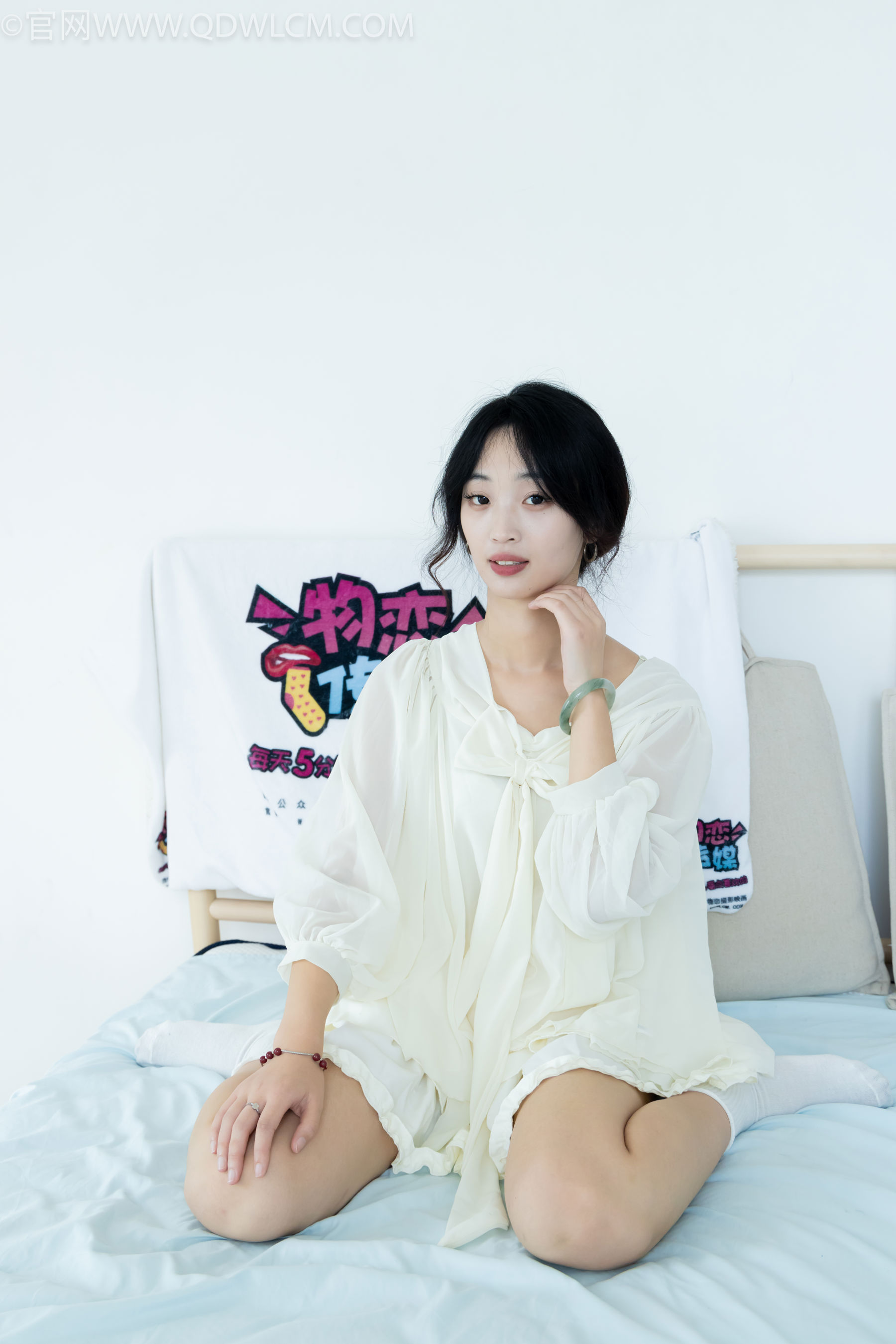 物恋传媒 No.2489 南南 - 板鞋、白棉袜、裸足/(150P)