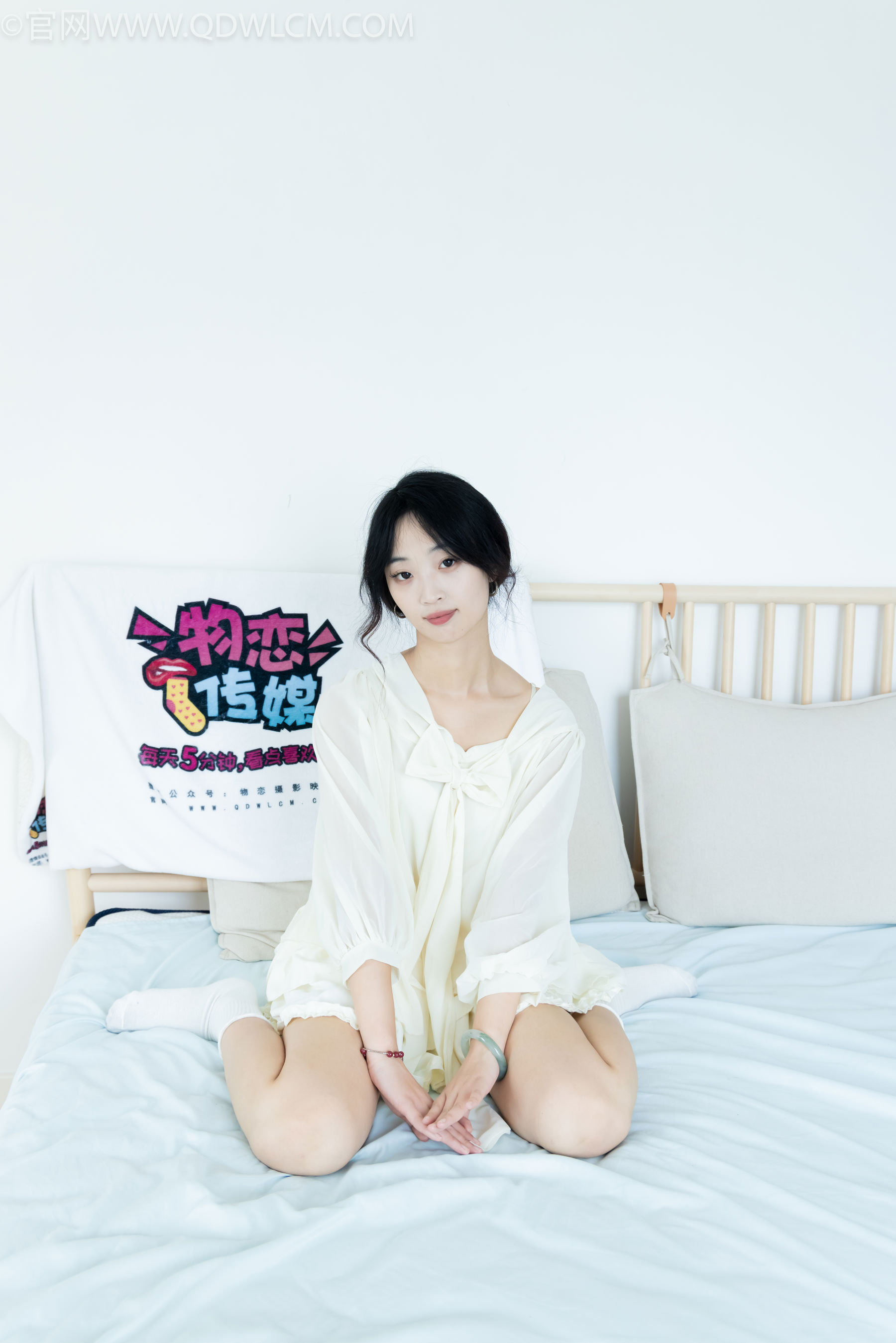 物恋传媒 No.2489 南南 - 板鞋、白棉袜、裸足/(150P)