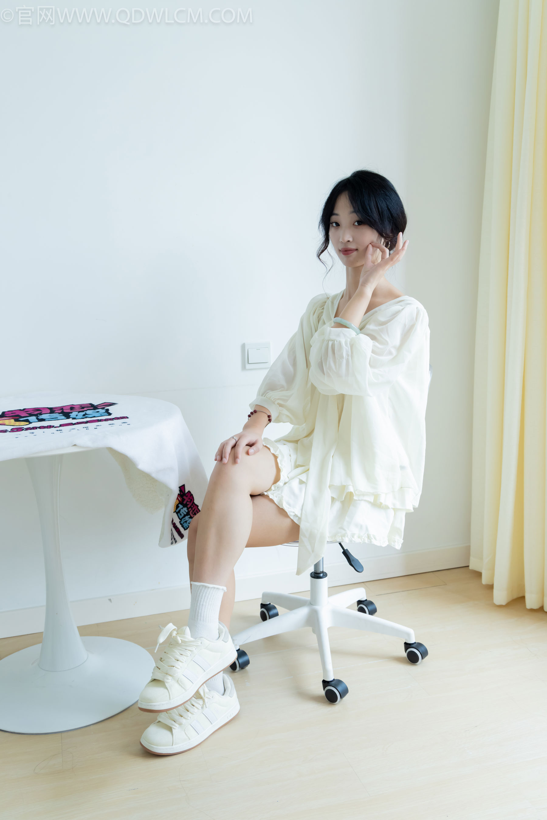 物恋传媒 No.2489 南南 - 板鞋、白棉袜、裸足/(150P)