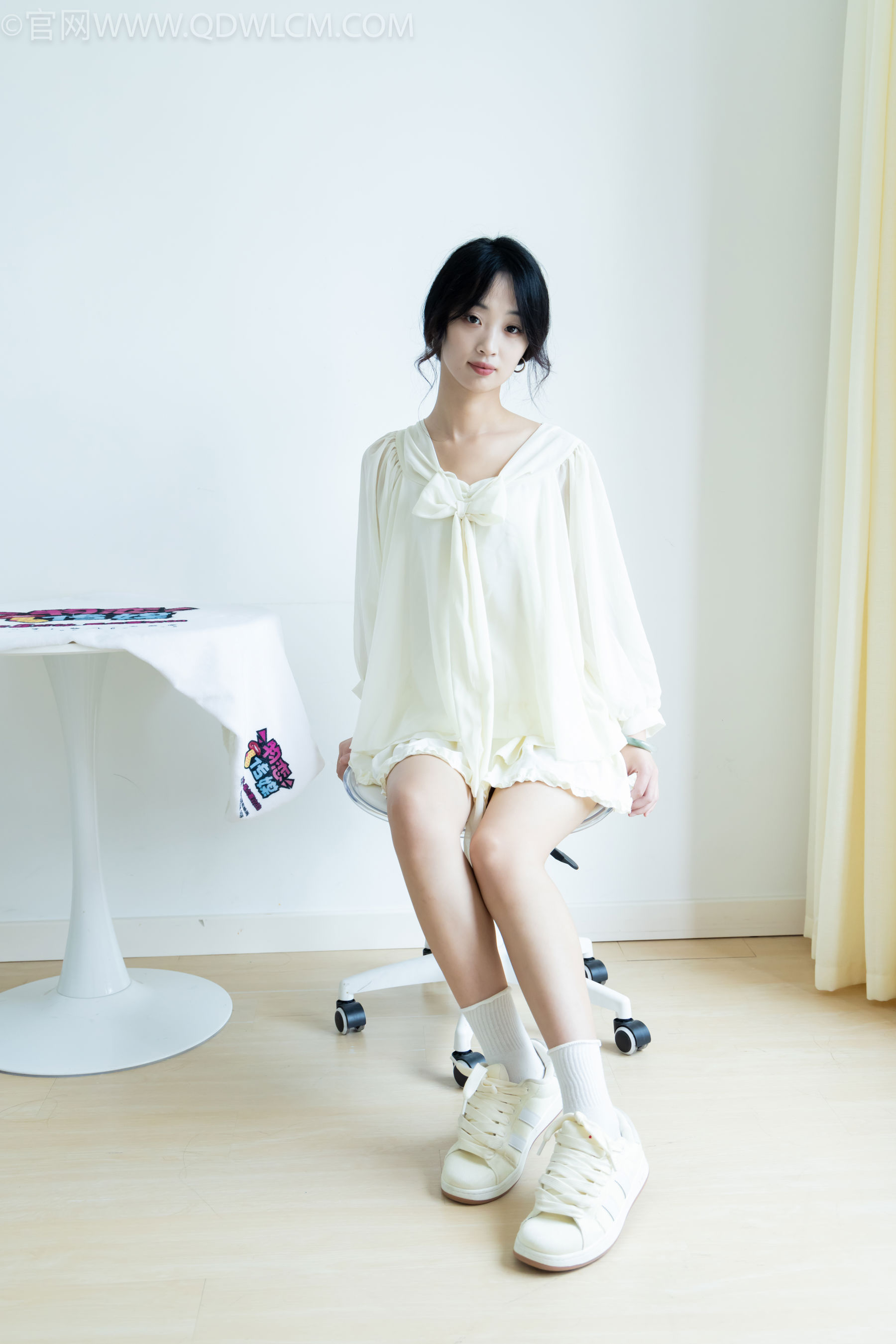 物恋传媒 No.2489 南南 - 板鞋、白棉袜、裸足/(150P)