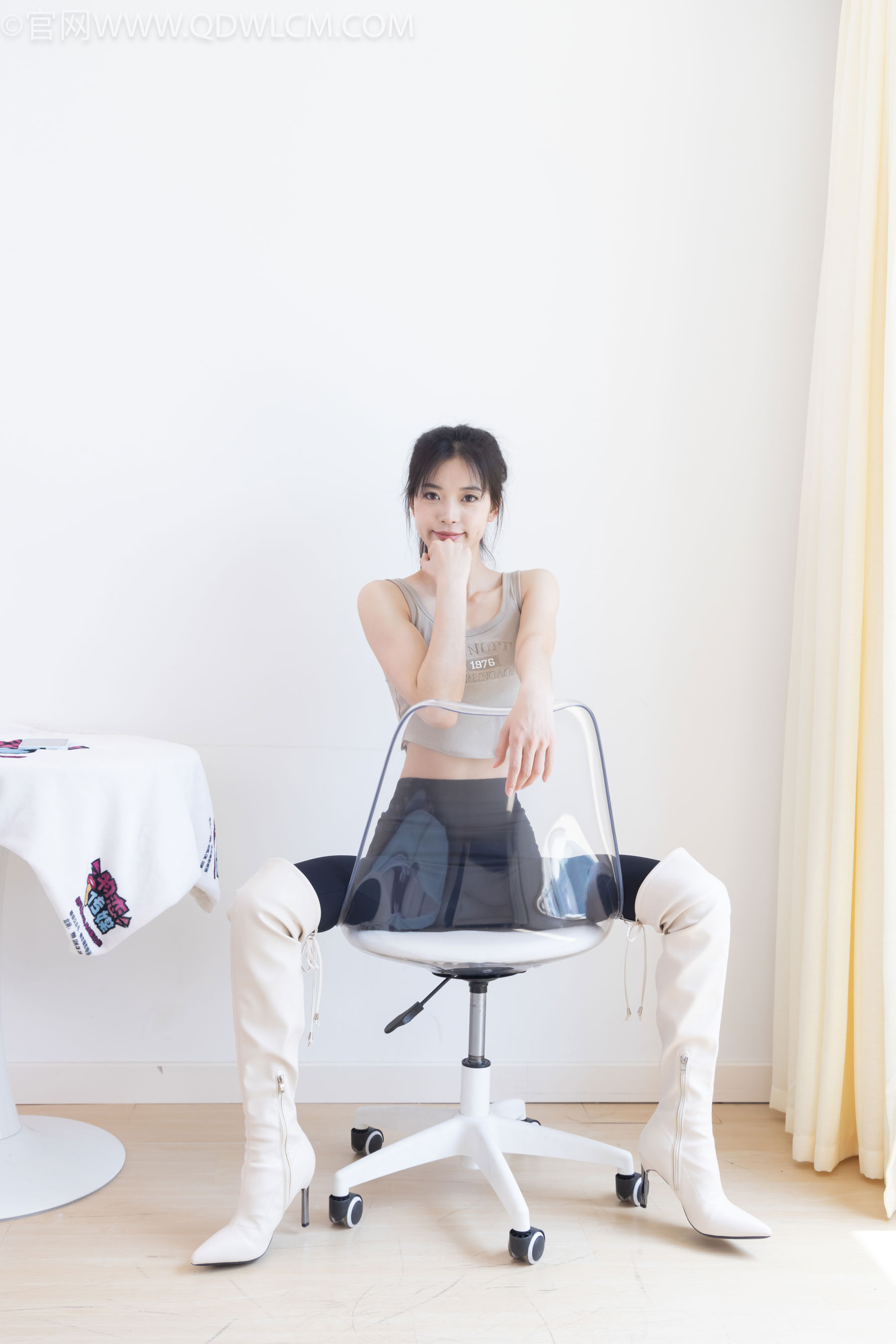 物恋传媒 No.2490 茯苓 - 长靴、白棉袜、裸足/(180P)