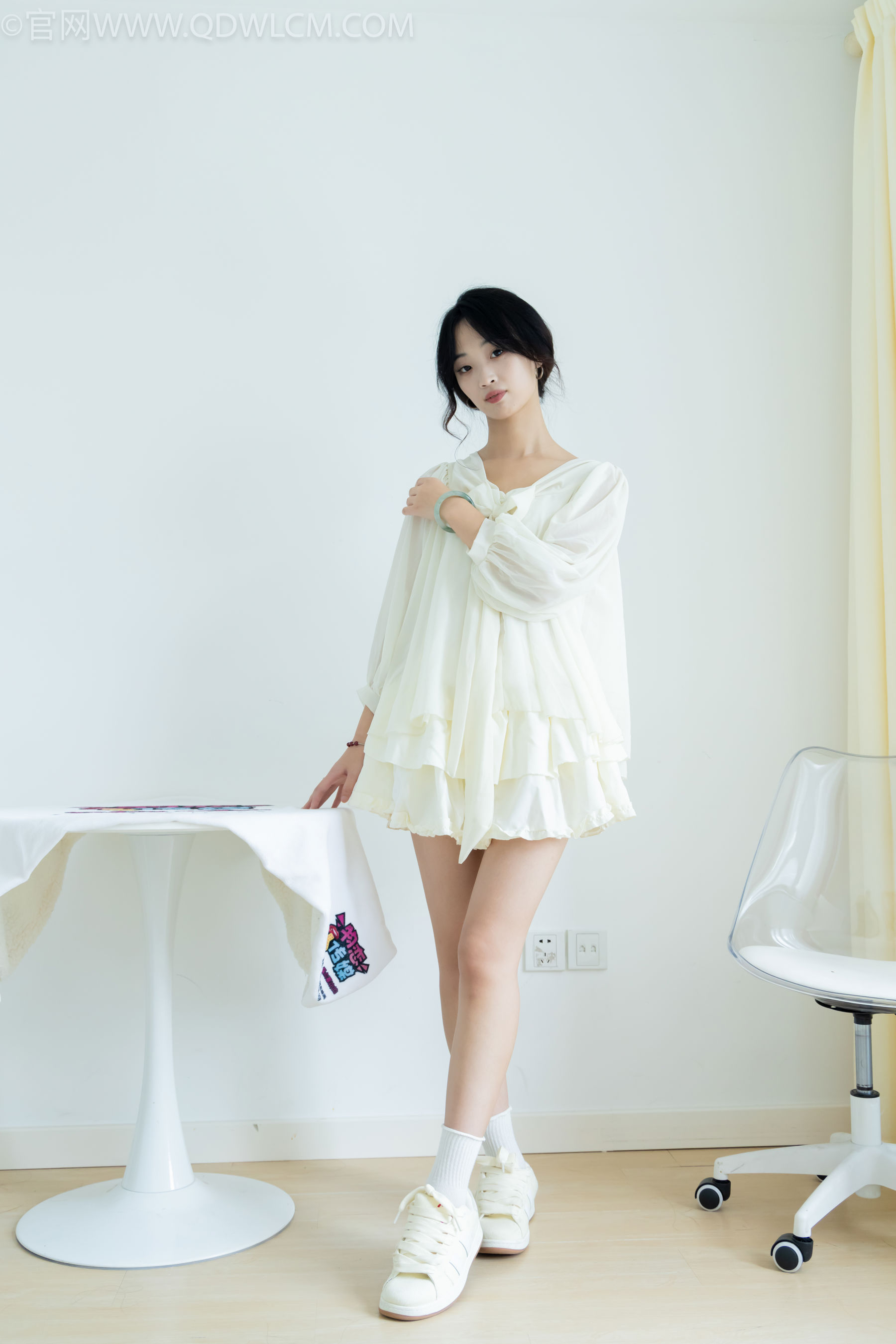 物恋传媒 No.2489 南南 - 板鞋、白棉袜、裸足/(150P)