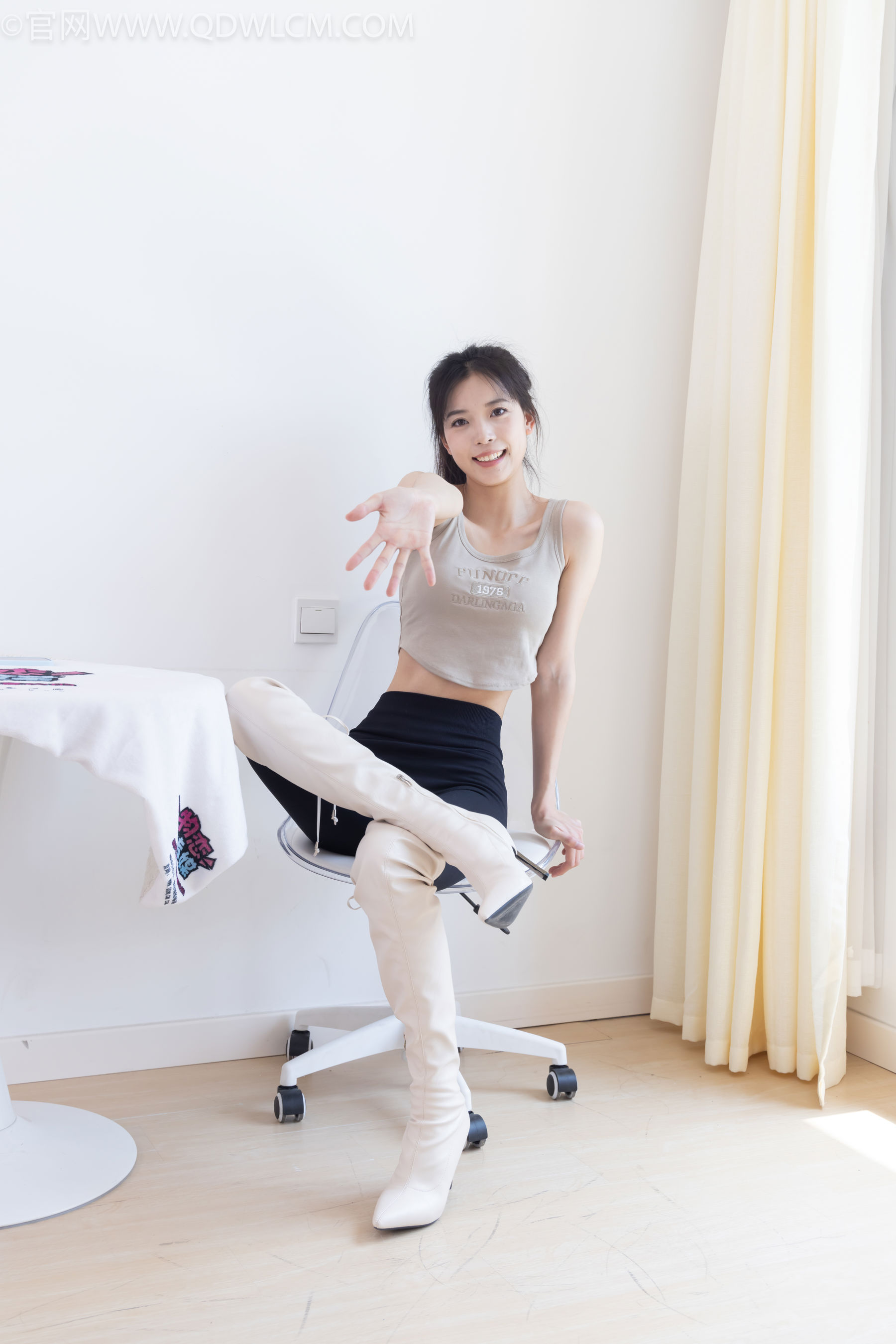 物恋传媒 No.2490 茯苓 - 长靴、白棉袜、裸足/(180P)