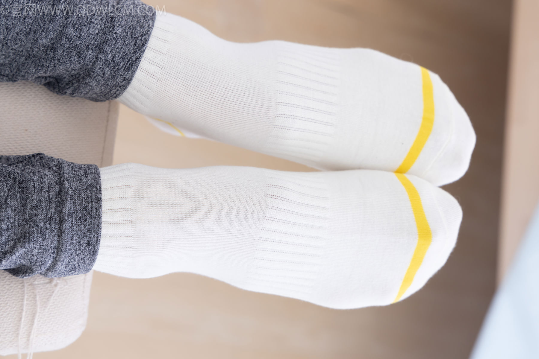 物恋传媒 No.2490 茯苓 - 长靴、白棉袜、裸足/(180P)