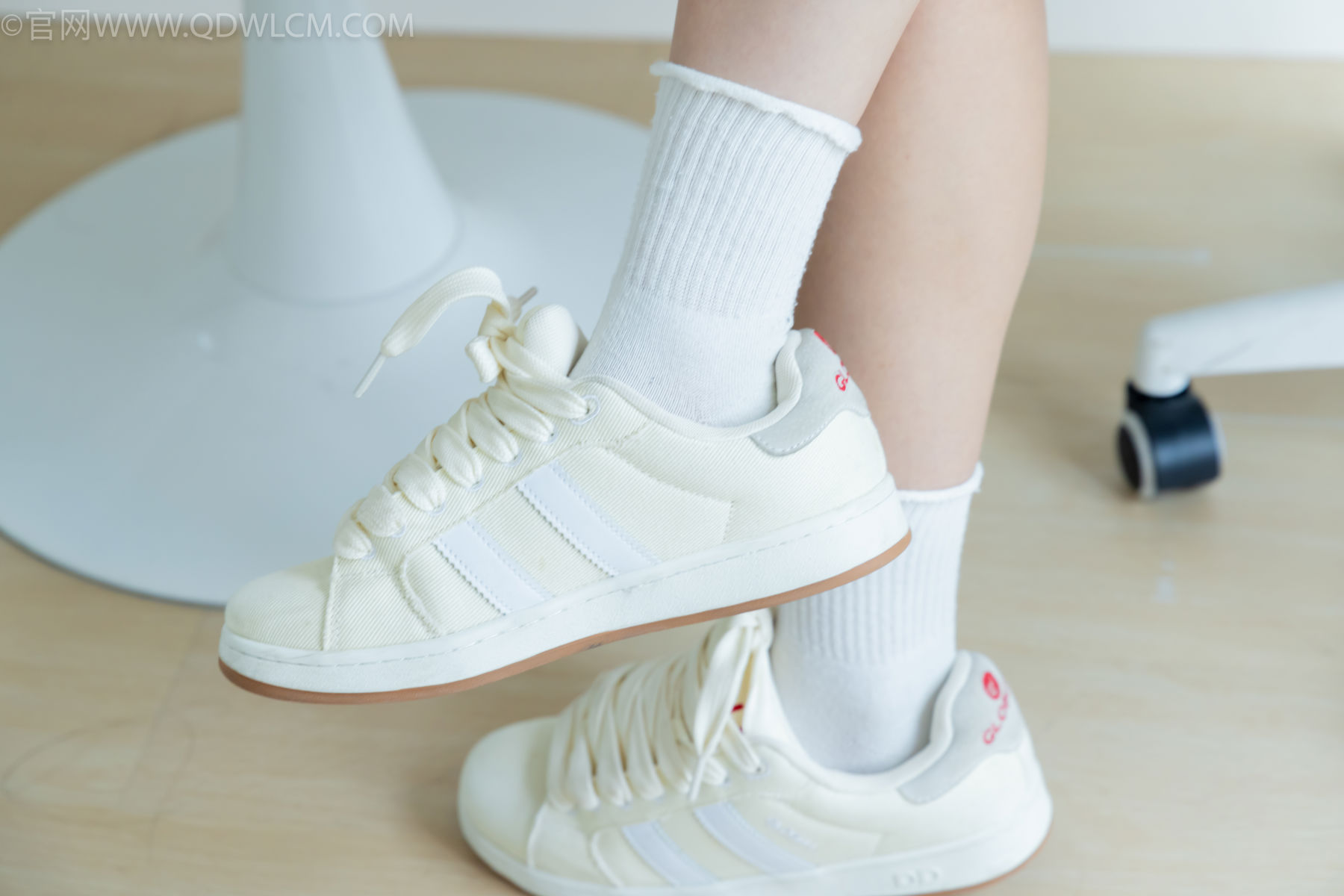 物恋传媒 No.2489 南南 - 板鞋、白棉袜、裸足/(150P)