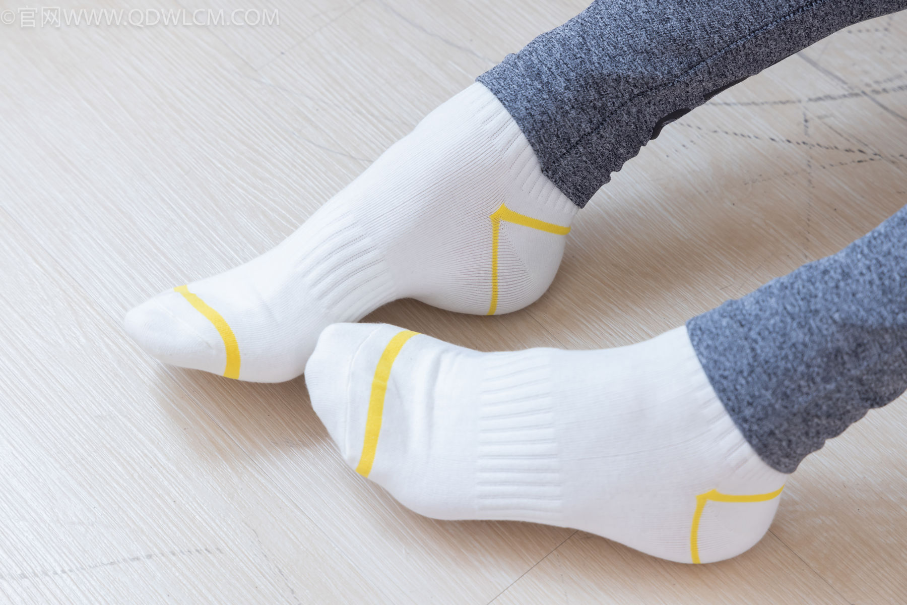 物恋传媒 No.2490 茯苓 - 长靴、白棉袜、裸足/(180P)