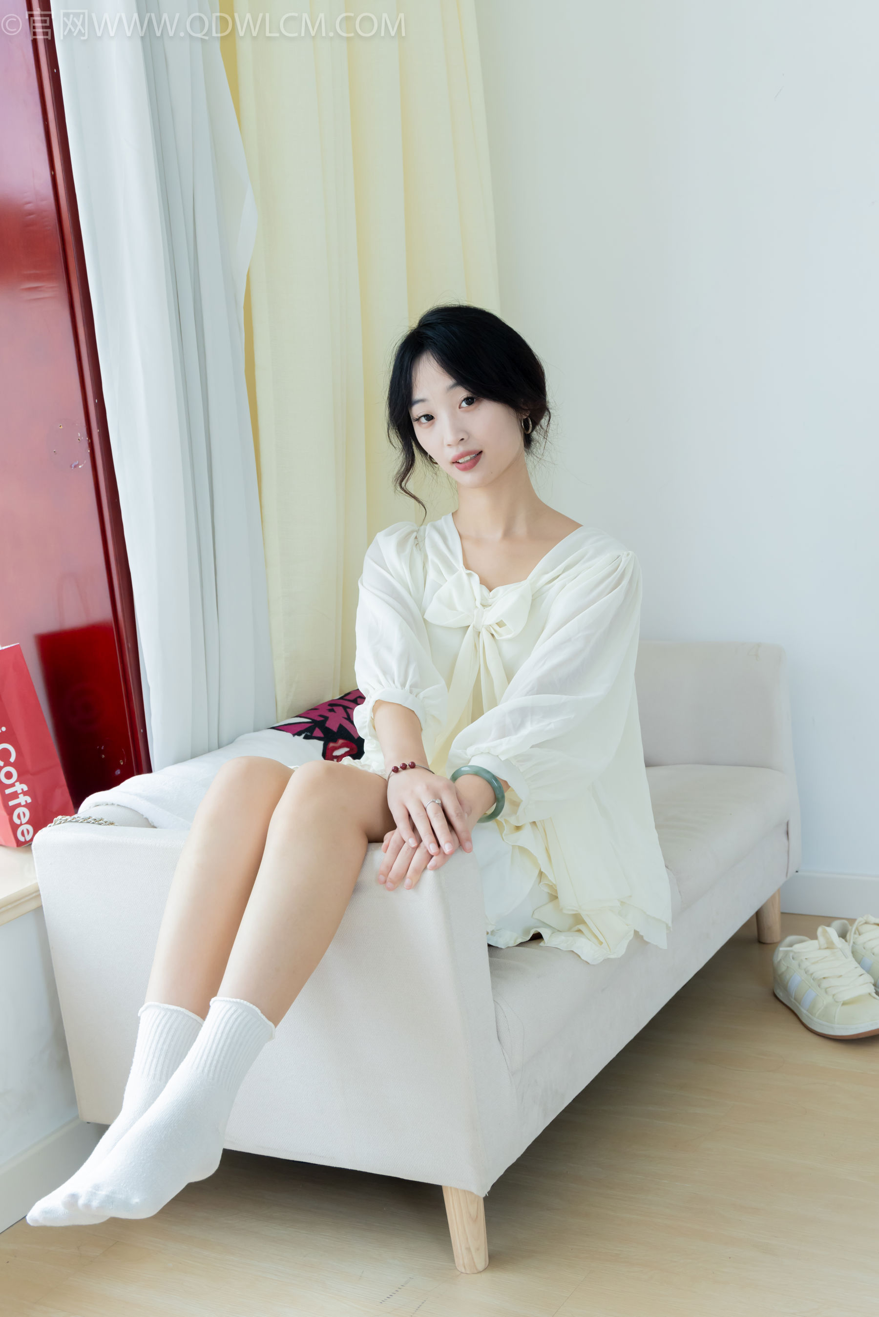 物恋传媒 No.2489 南南 - 板鞋、白棉袜、裸足/(150P)