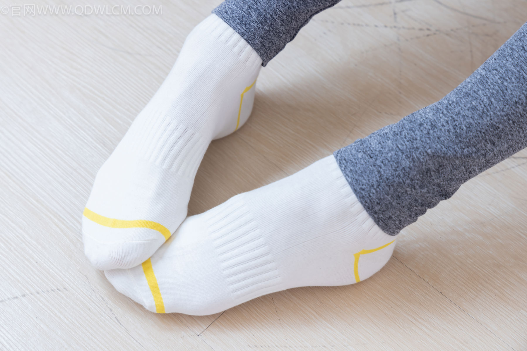 物恋传媒 No.2490 茯苓 - 长靴、白棉袜、裸足/(180P)