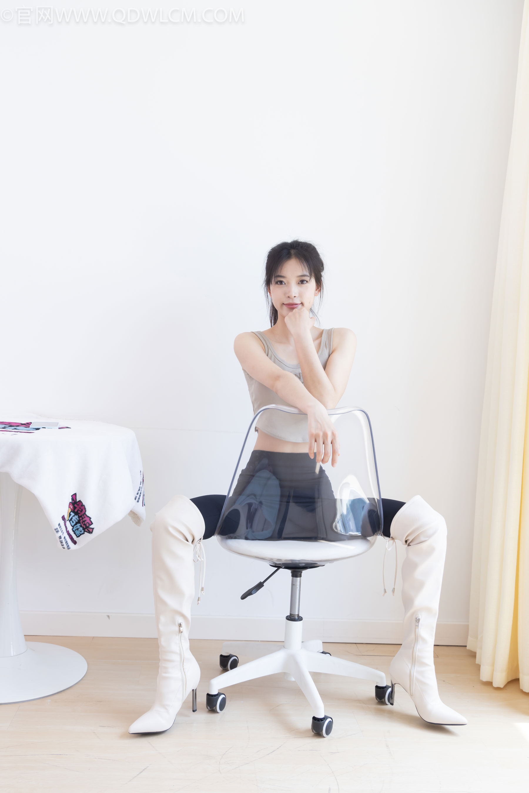 物恋传媒 No.2490 茯苓 - 长靴、白棉袜、裸足/(180P)