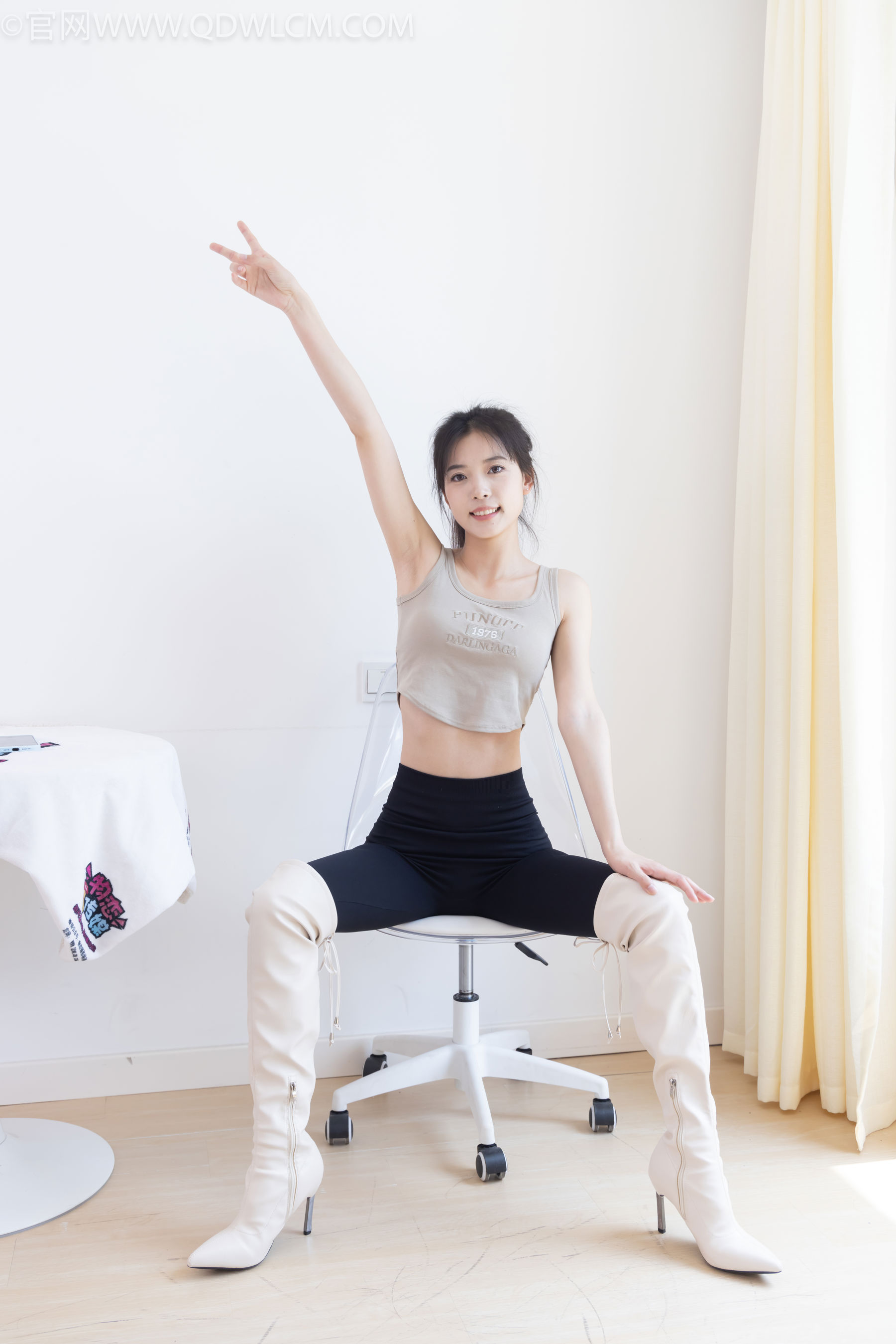 物恋传媒 No.2490 茯苓 - 长靴、白棉袜、裸足/(180P)