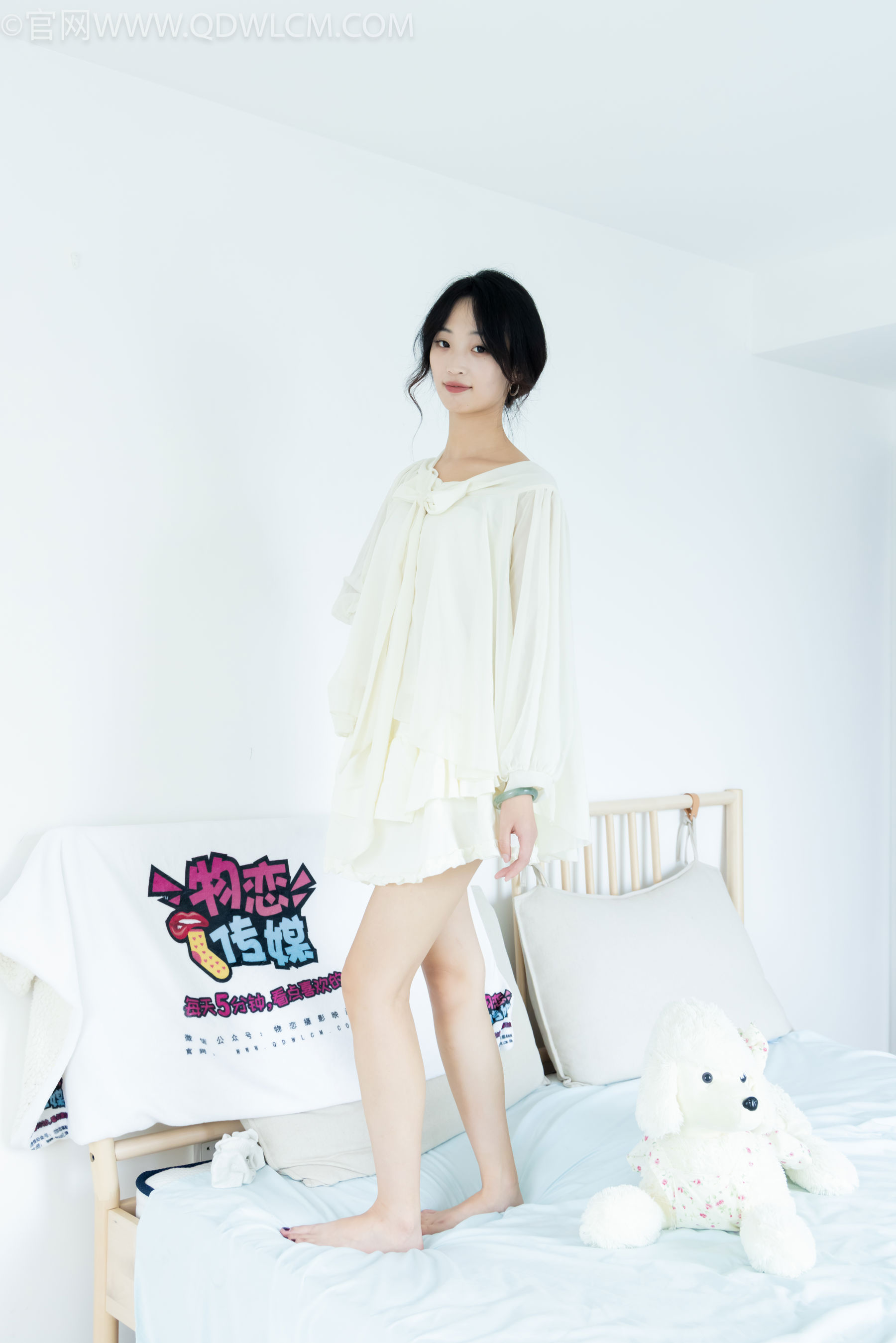 物恋传媒 No.2489 南南 - 板鞋、白棉袜、裸足/(150P)