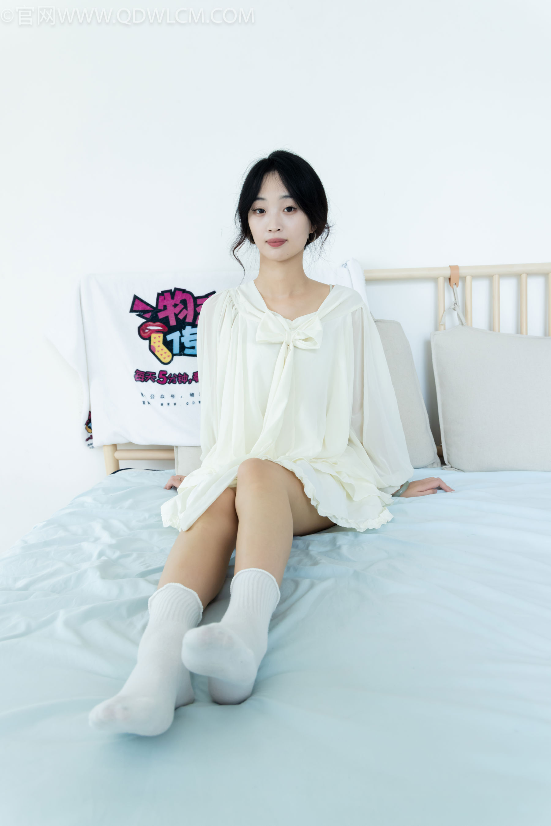 物恋传媒 No.2489 南南 - 板鞋、白棉袜、裸足/(150P)