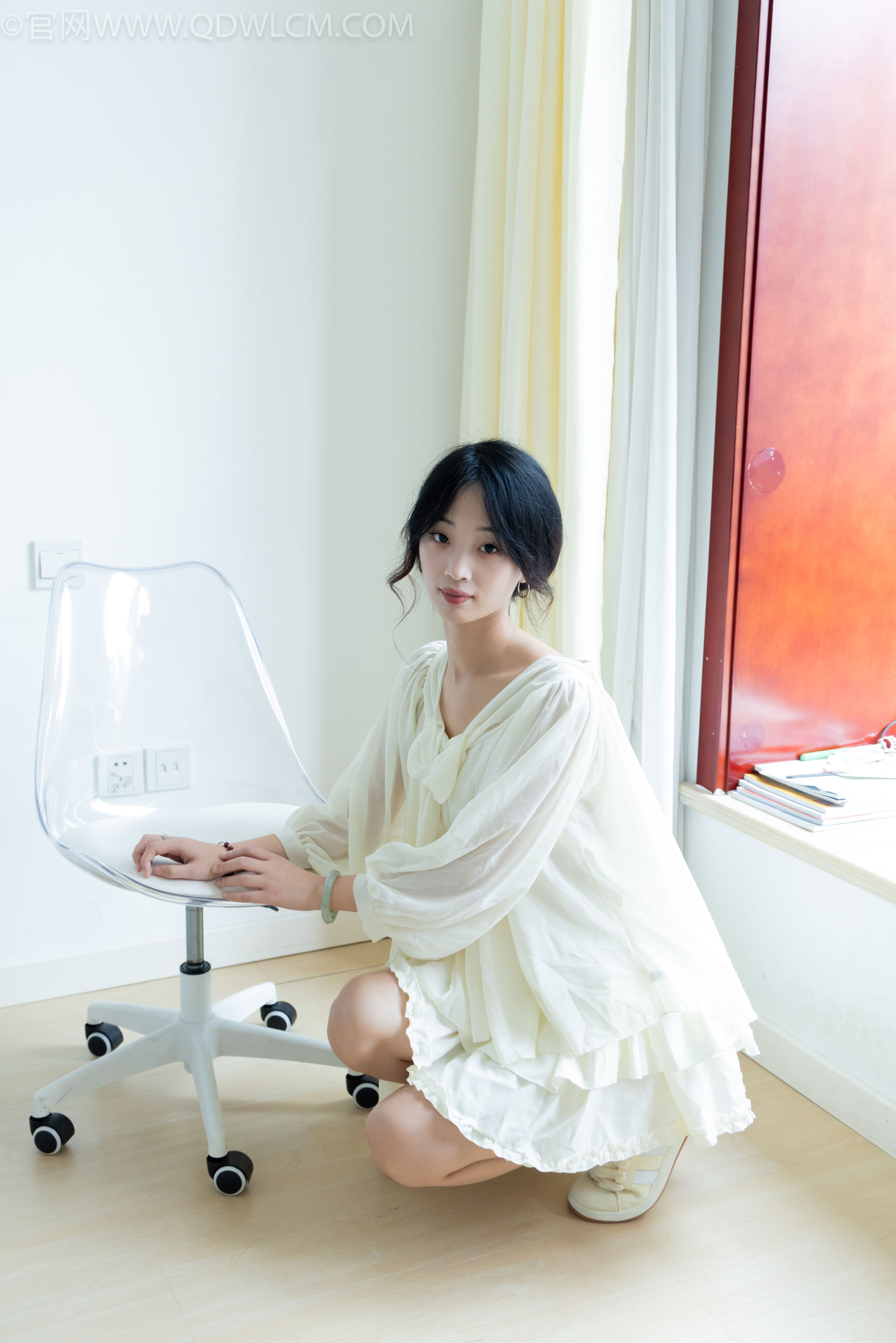 物恋传媒 No.2489 南南 - 板鞋、白棉袜、裸足/(150P)