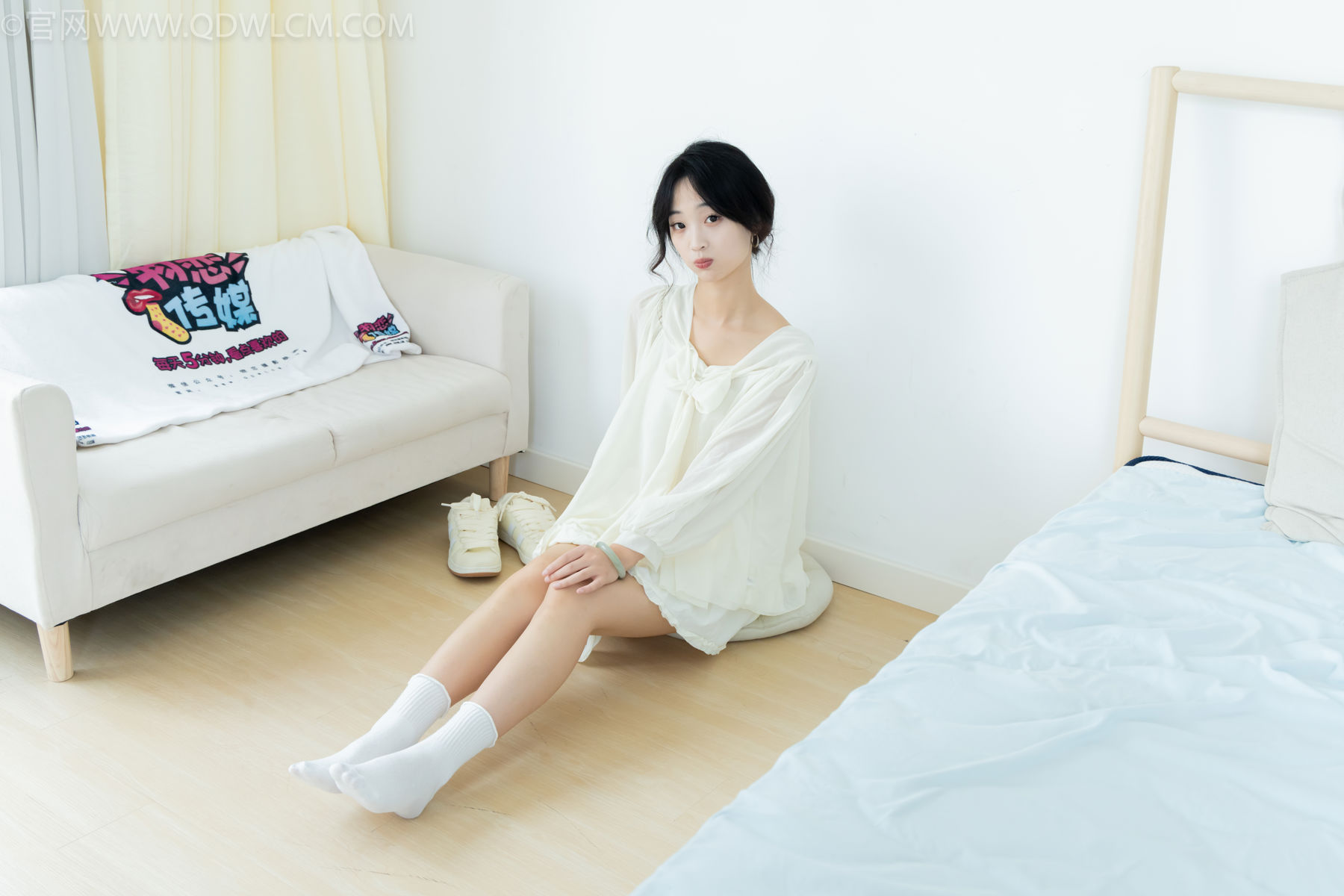 物恋传媒 No.2489 南南 - 板鞋、白棉袜、裸足/(150P)