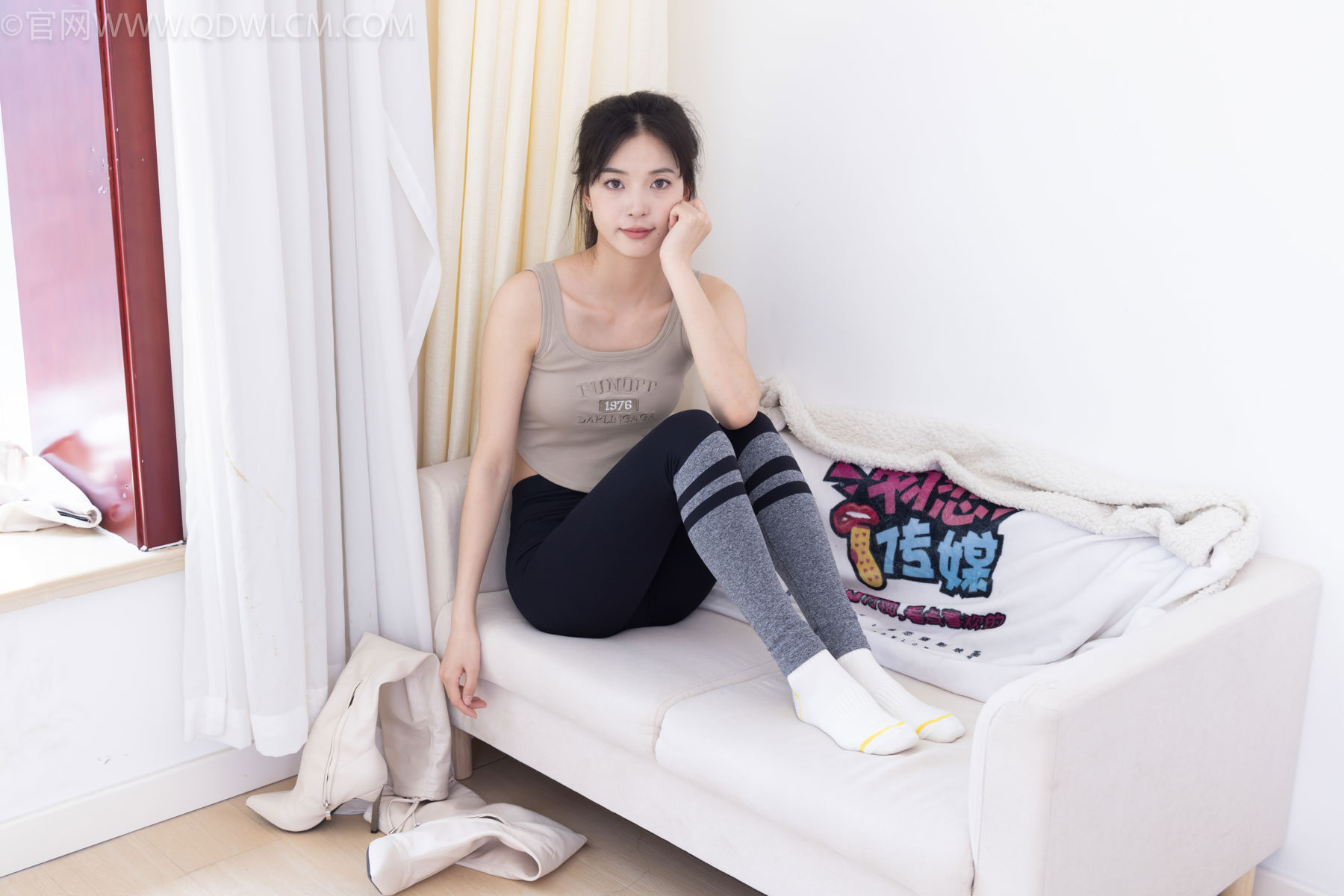 物恋传媒 No.2490 茯苓 - 长靴、白棉袜、裸足/(180P)