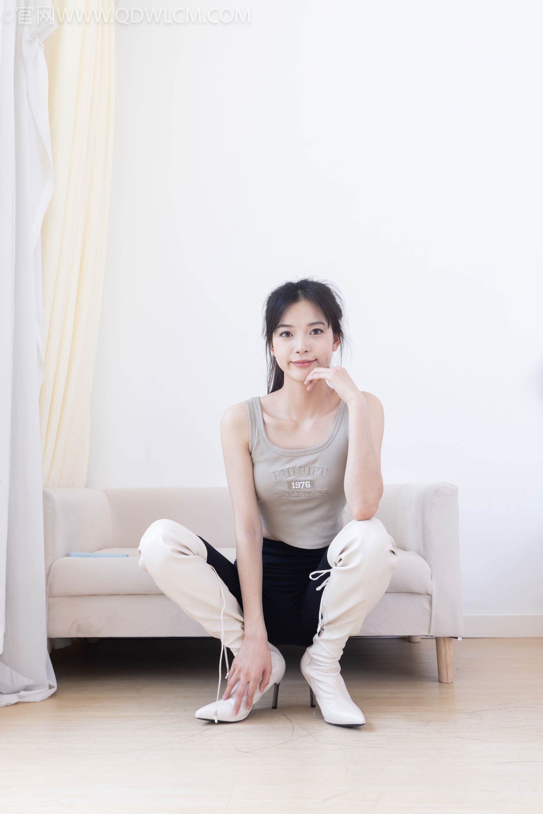 物恋传媒 No.2490 茯苓 - 长靴、白棉袜、裸足/(180P)