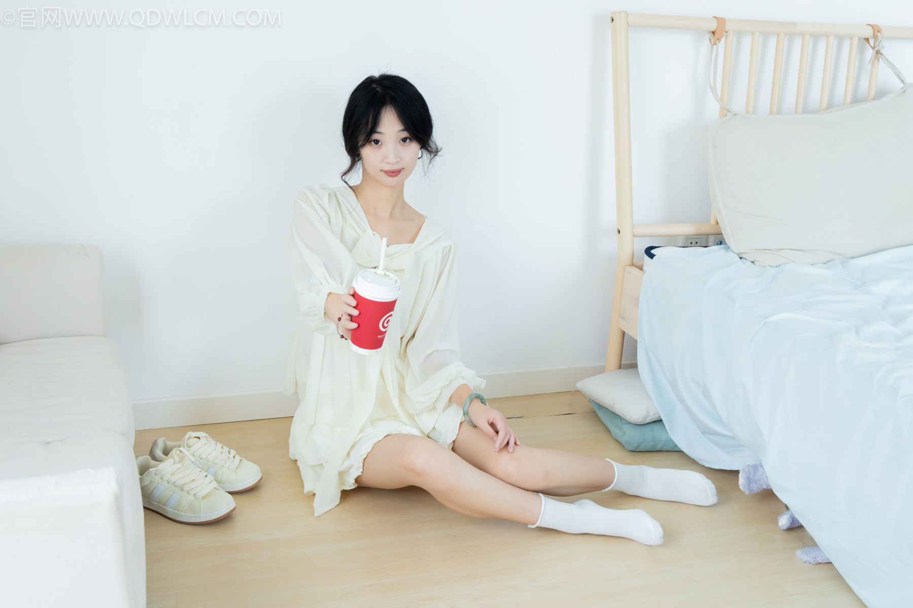 物恋传媒 No.2489 南南 - 板鞋、白棉袜、裸足/(150P)