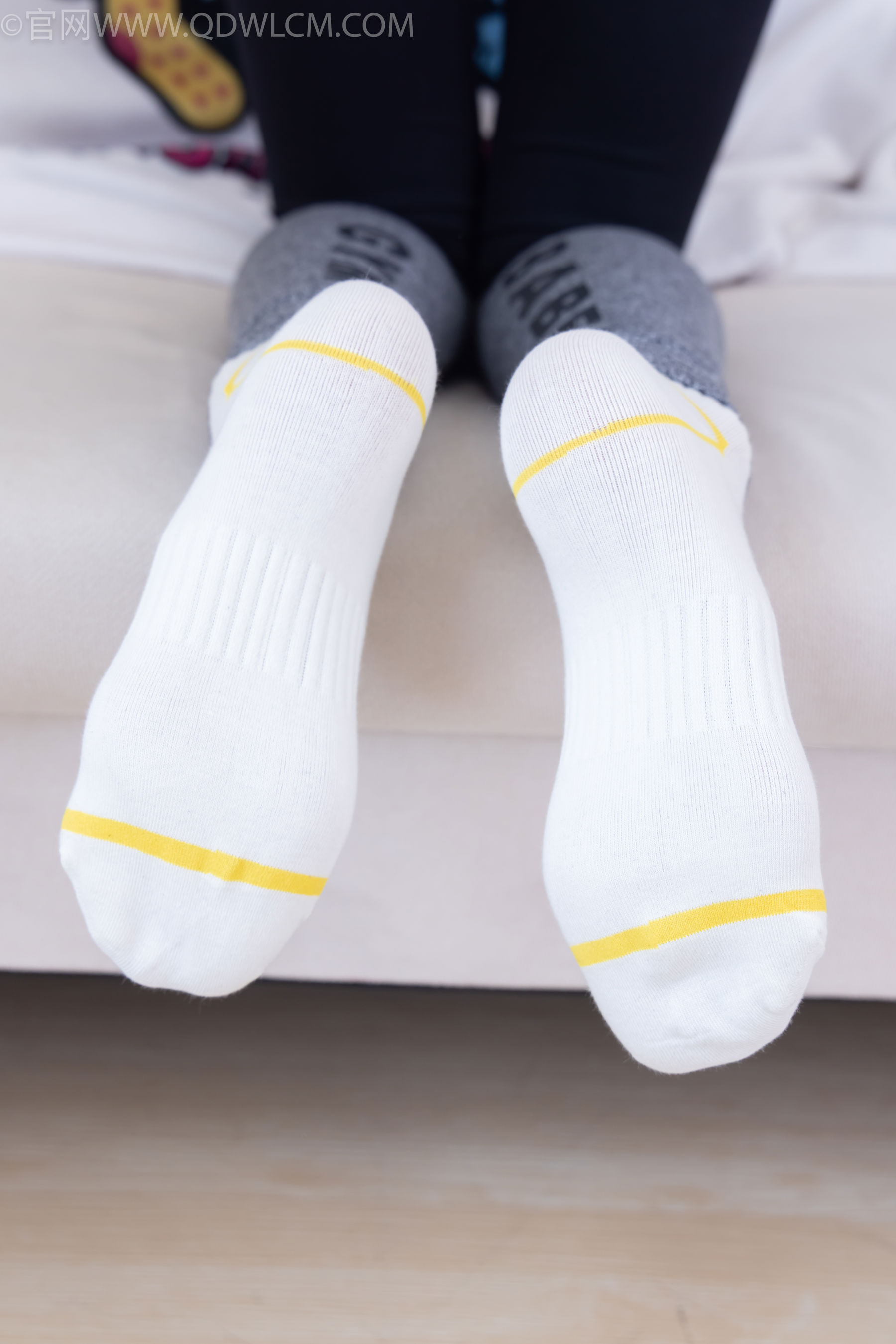 物恋传媒 No.2490 茯苓 - 长靴、白棉袜、裸足/(180P)