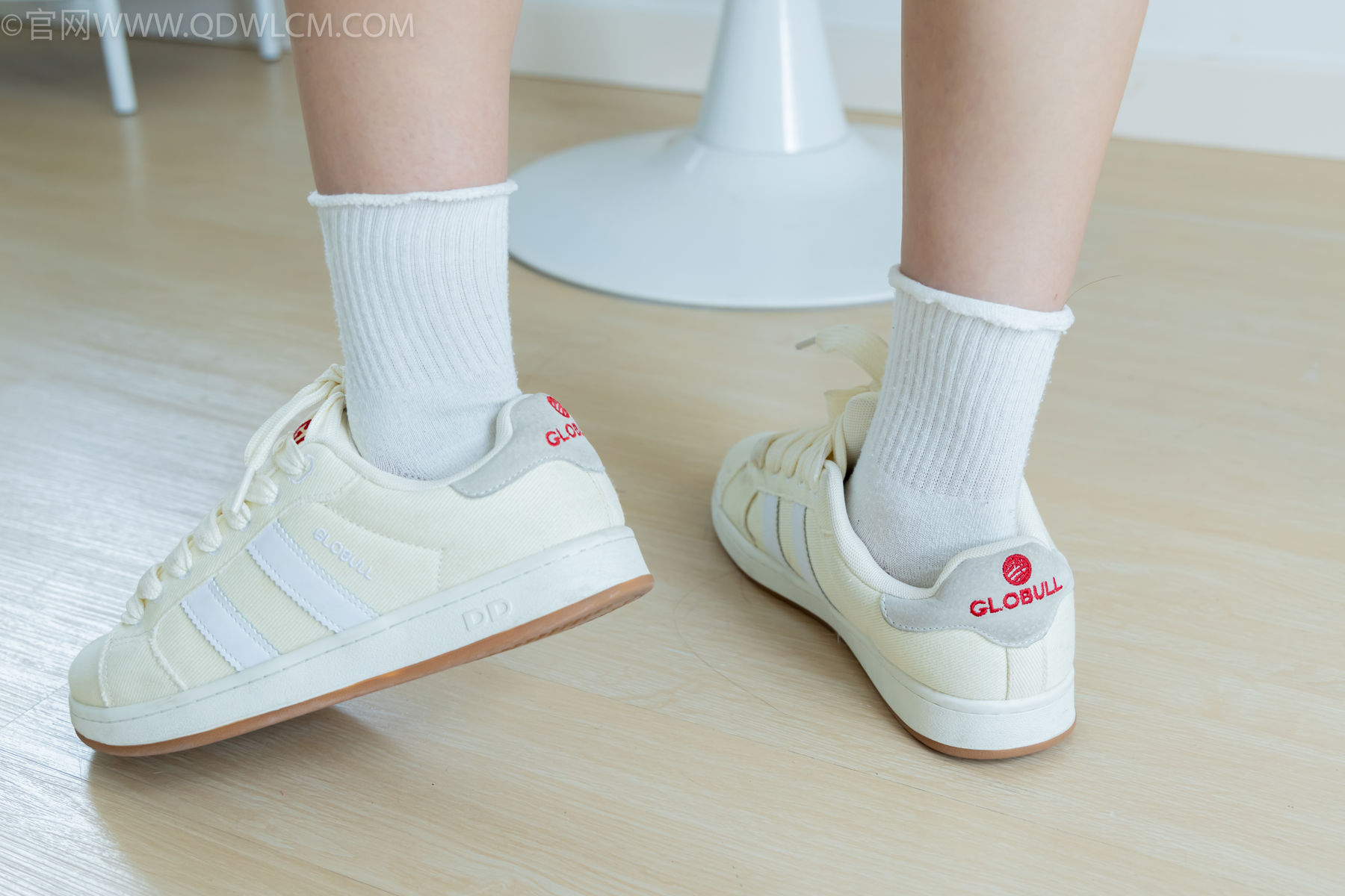 物恋传媒 No.2489 南南 - 板鞋、白棉袜、裸足/(150P)