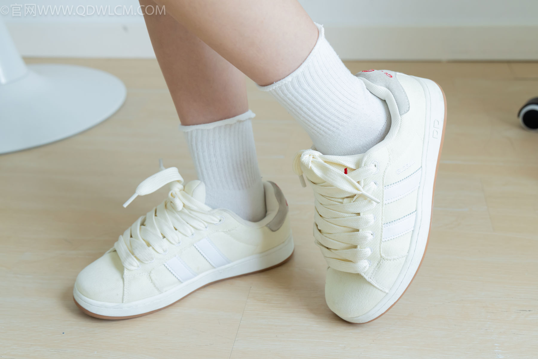 物恋传媒 No.2489 南南 - 板鞋、白棉袜、裸足/(150P)