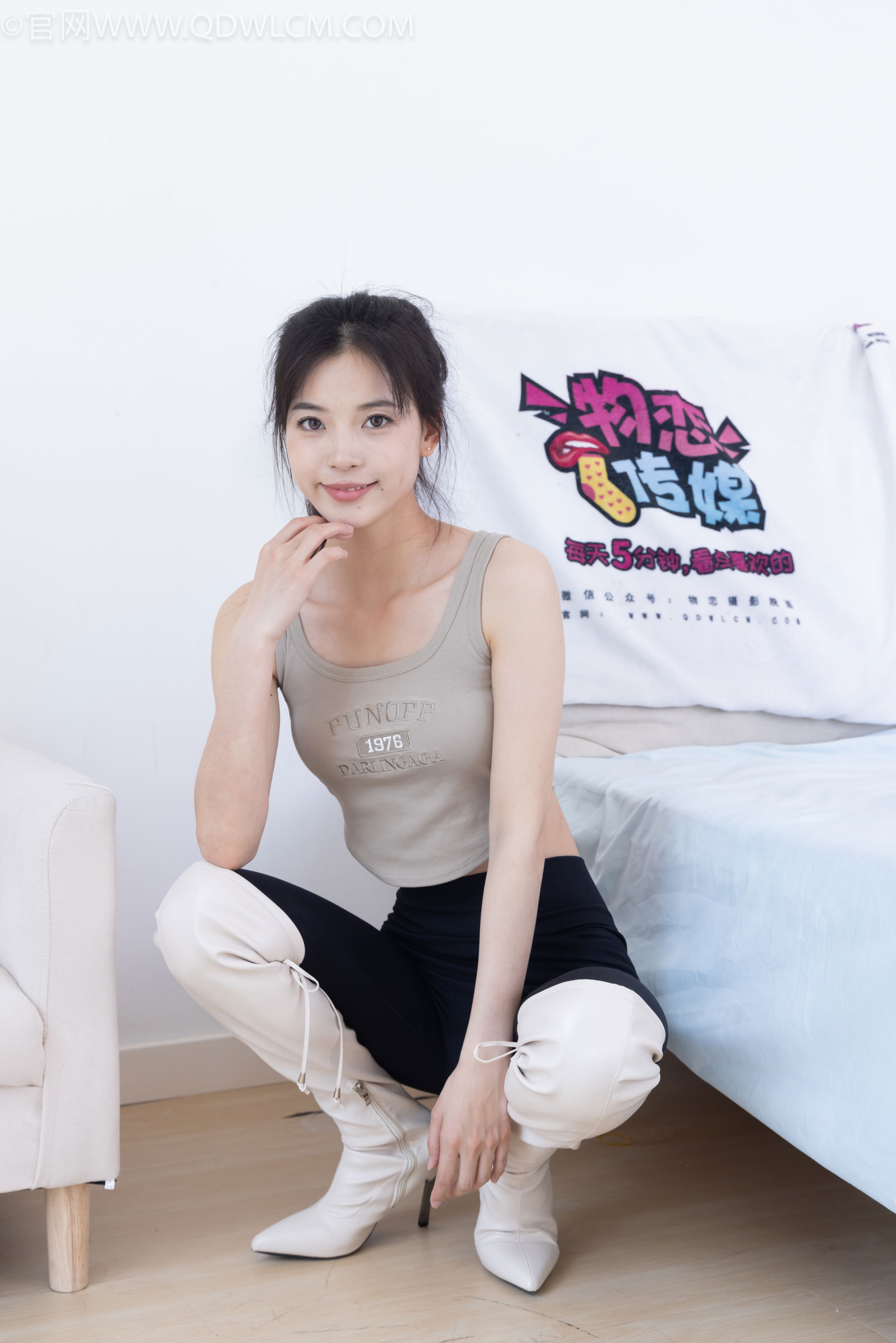 物恋传媒 No.2490 茯苓 - 长靴、白棉袜、裸足/(180P)