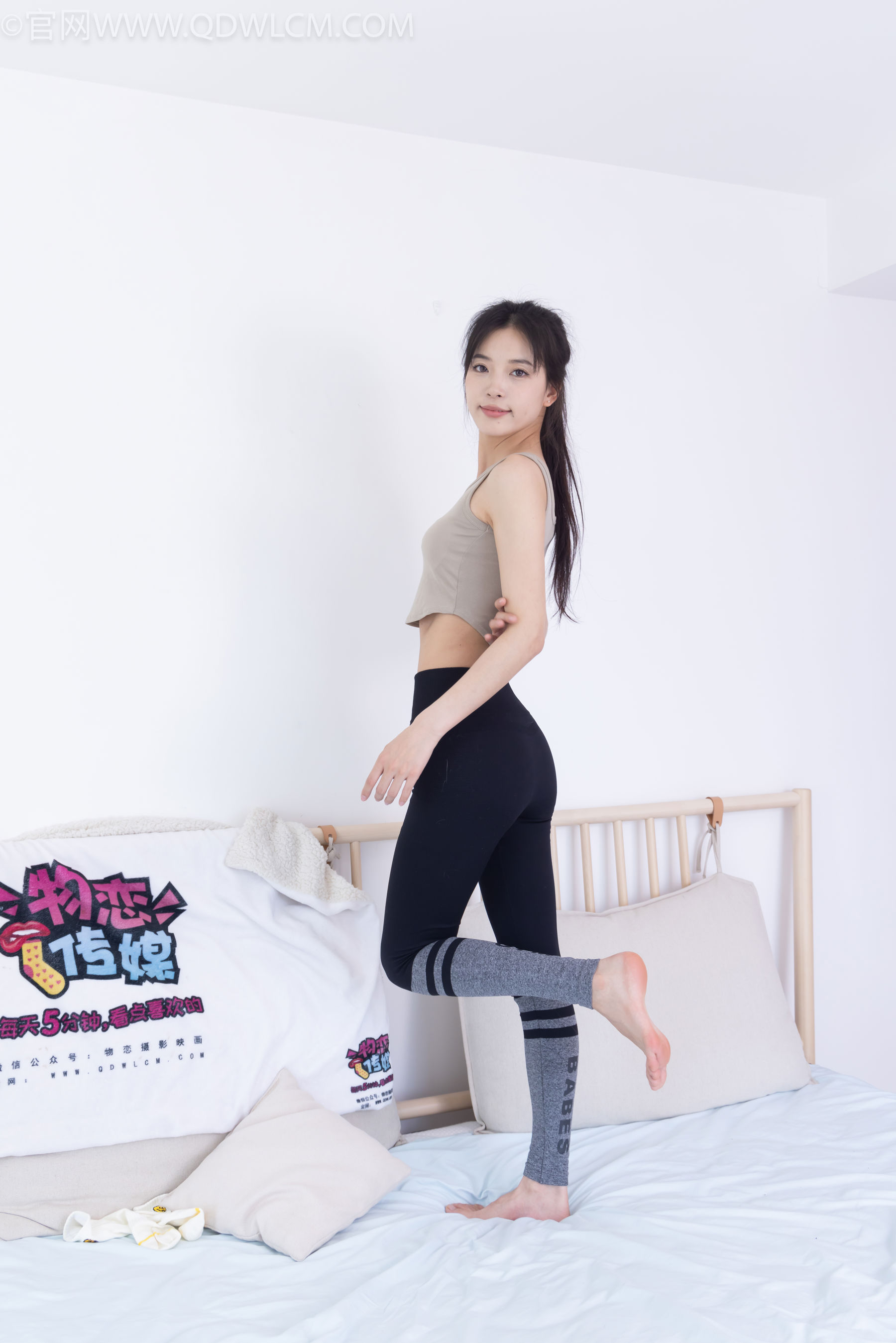 物恋传媒 No.2490 茯苓 - 长靴、白棉袜、裸足/(180P)