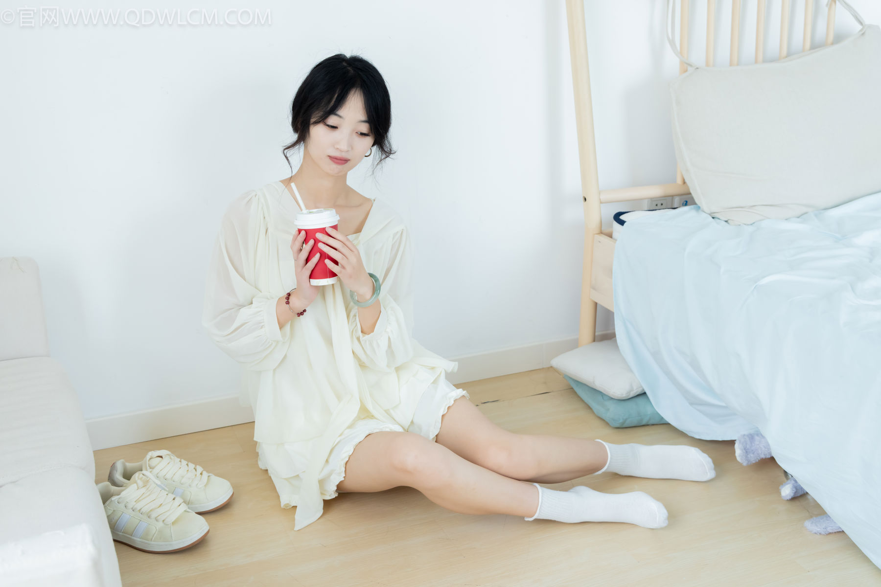 物恋传媒 No.2489 南南 - 板鞋、白棉袜、裸足/(150P)