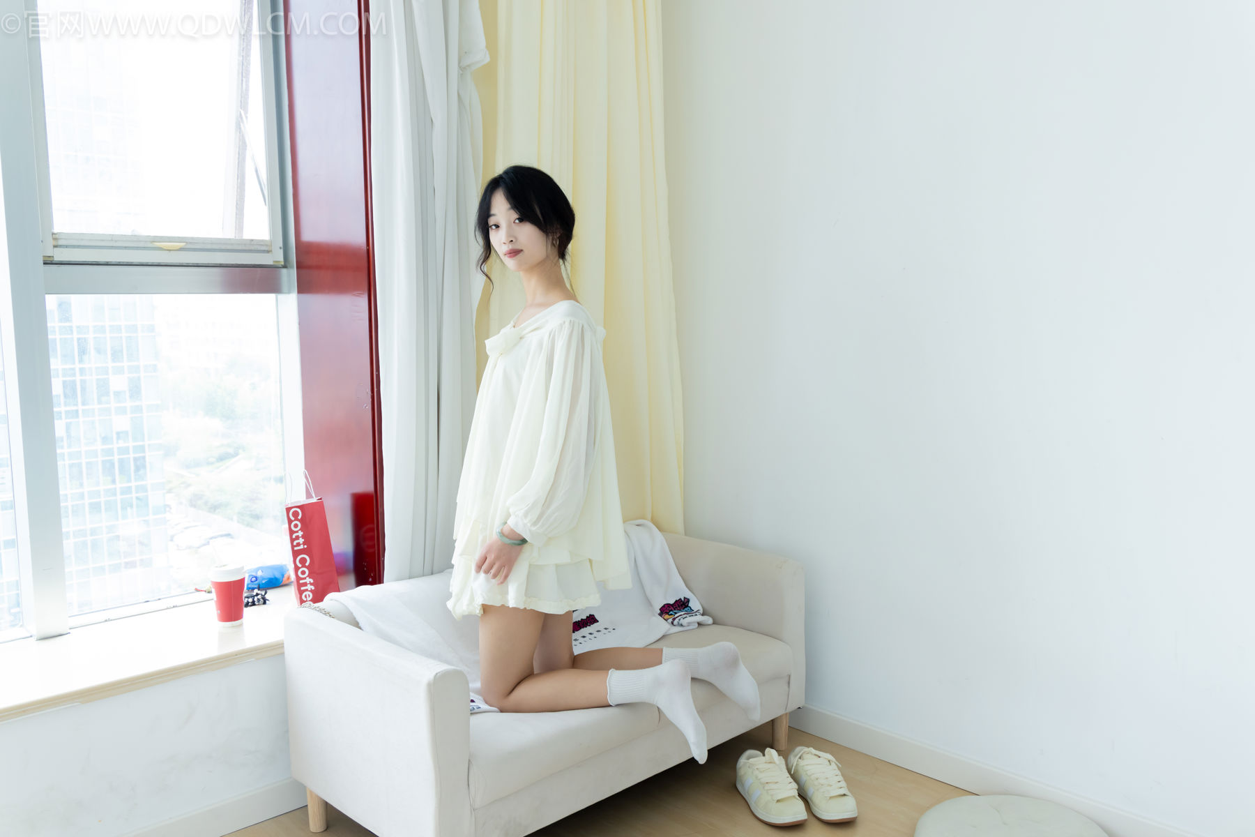 物恋传媒 No.2489 南南 - 板鞋、白棉袜、裸足/(150P)