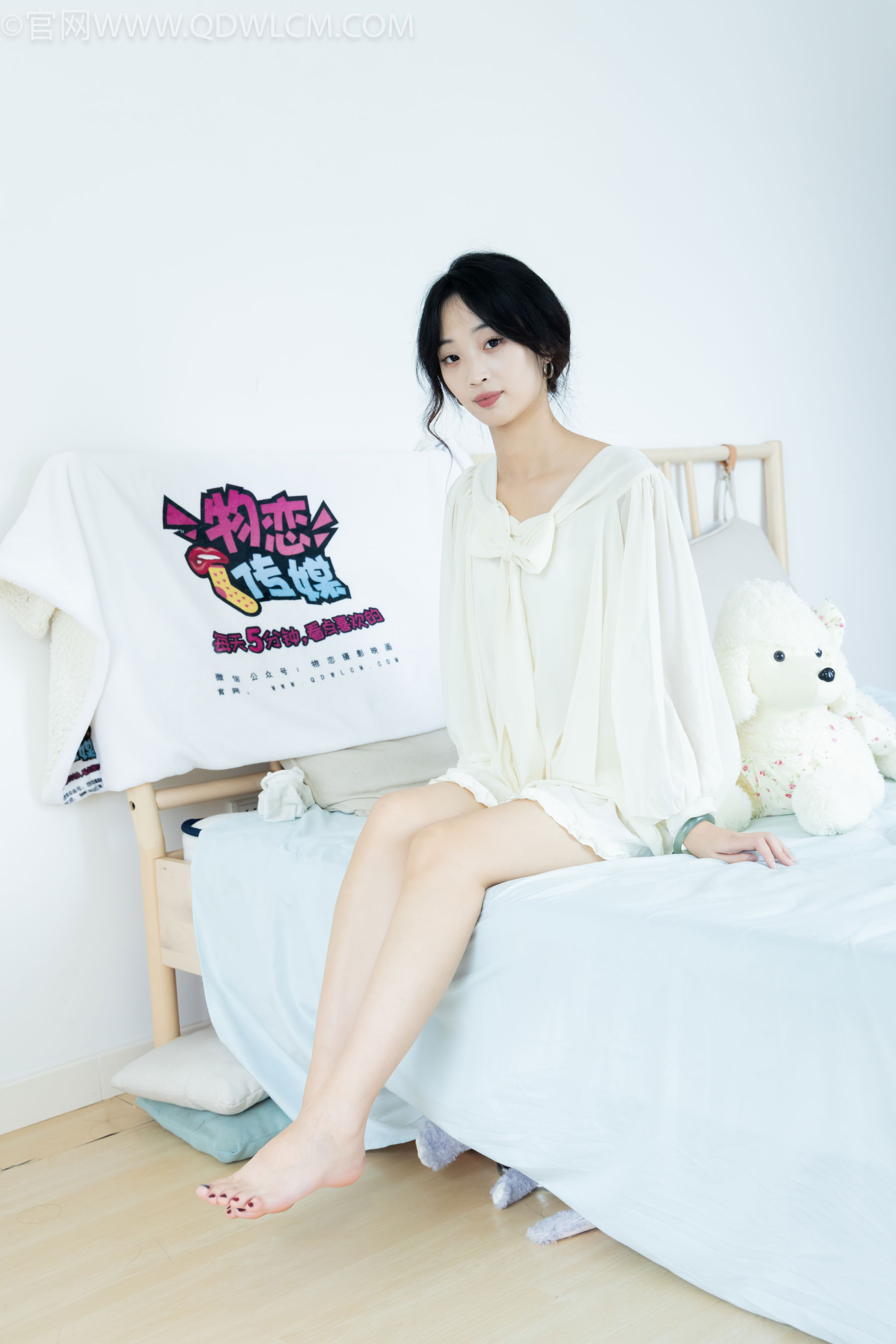 物恋传媒 No.2489 南南 - 板鞋、白棉袜、裸足/(150P)