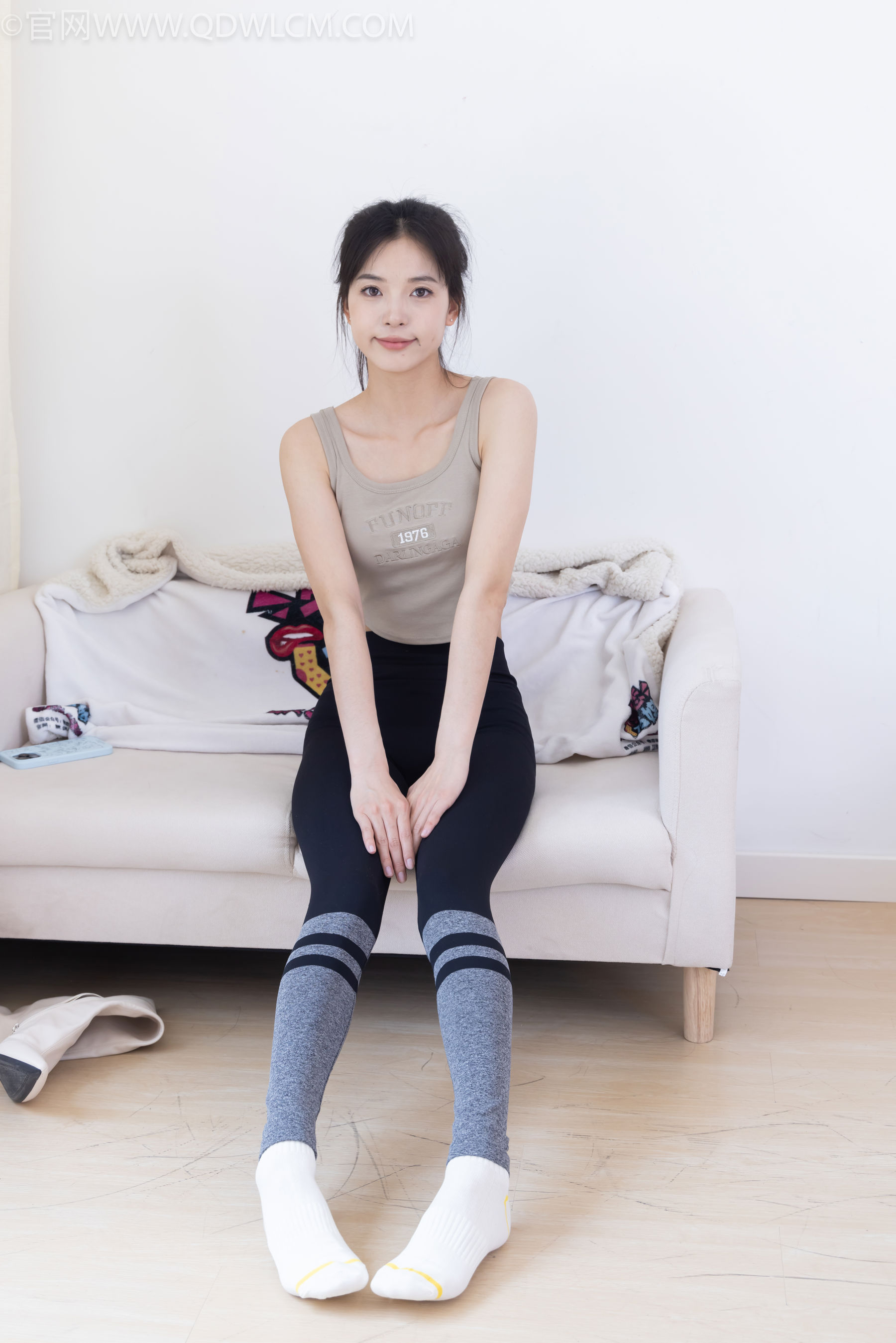 物恋传媒 No.2490 茯苓 - 长靴、白棉袜、裸足/(180P)