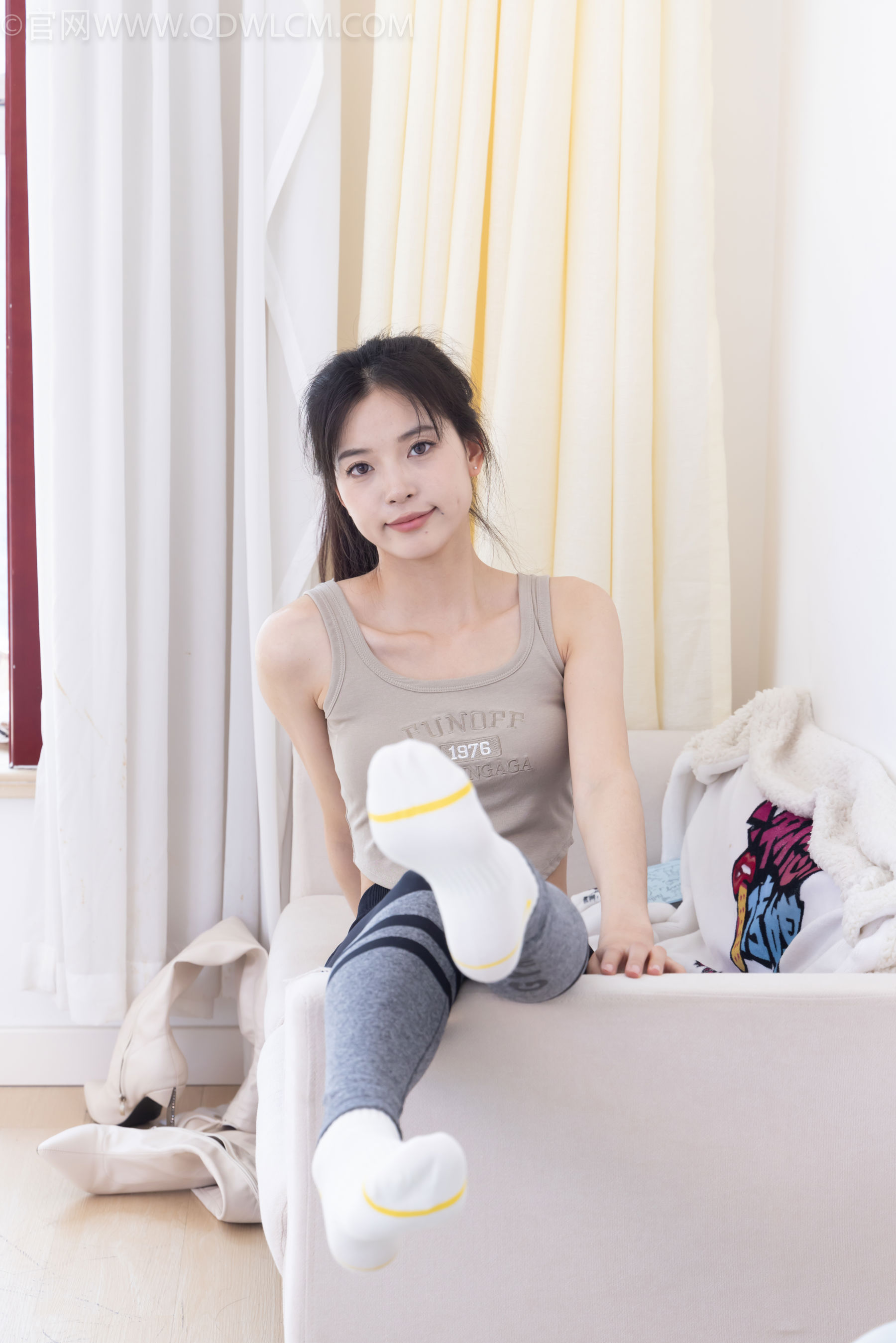 物恋传媒 No.2490 茯苓 - 长靴、白棉袜、裸足/(180P)