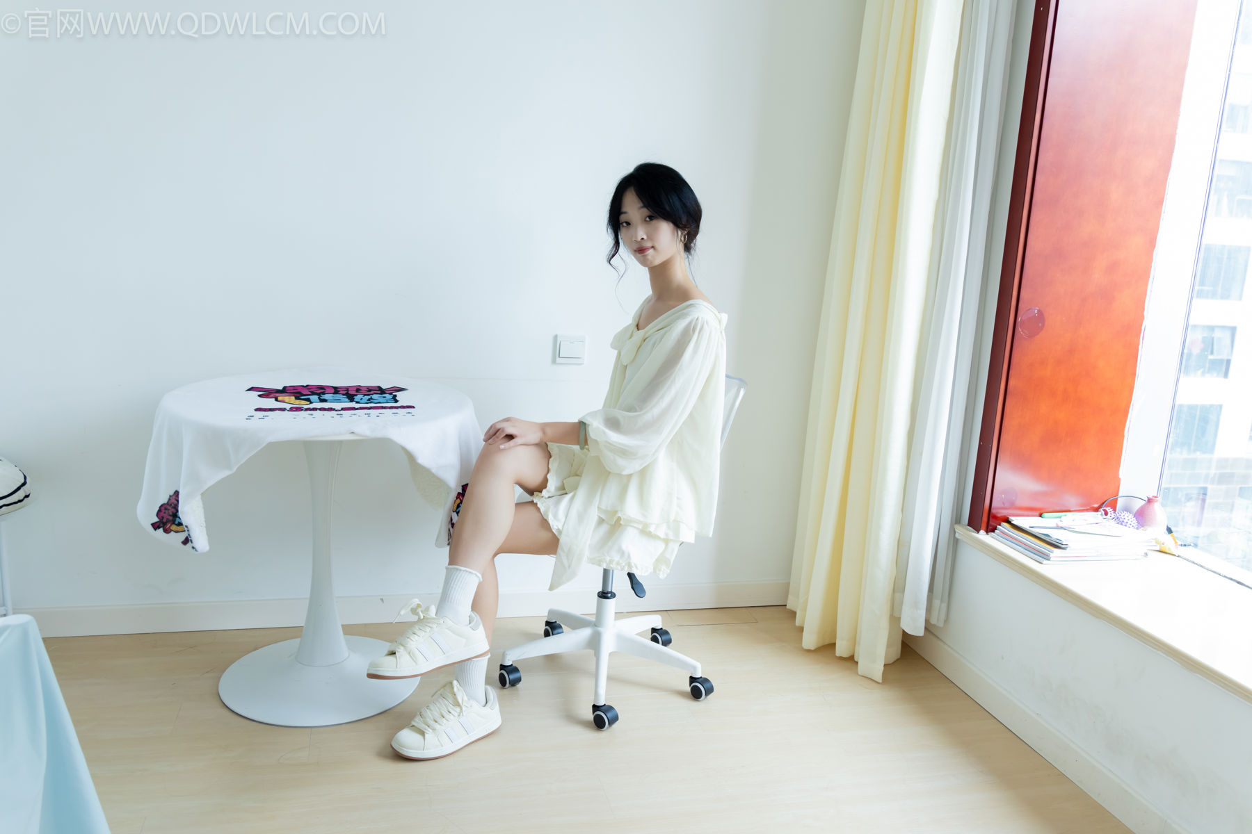 物恋传媒 No.2489 南南 - 板鞋、白棉袜、裸足/(150P)