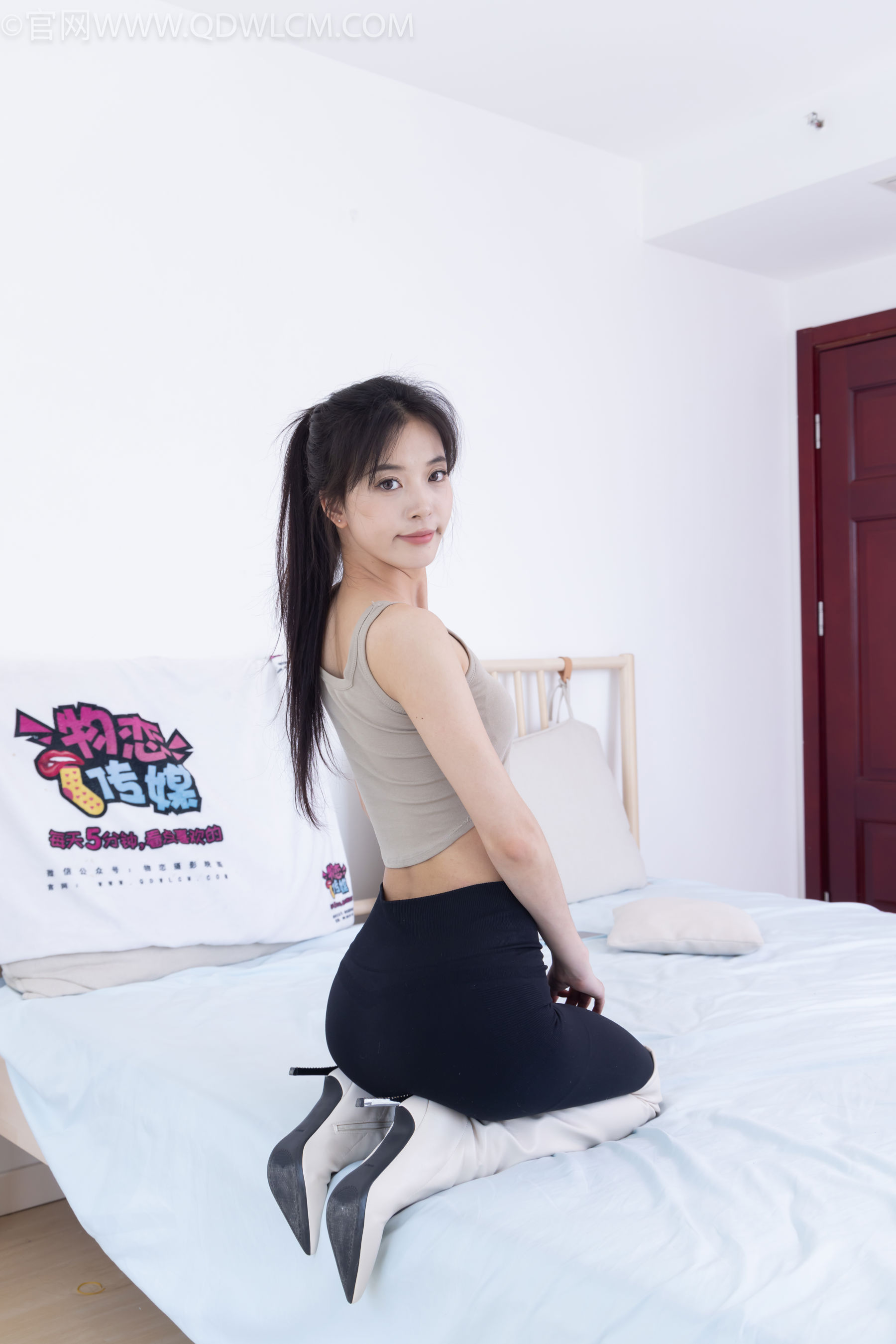 物恋传媒 No.2490 茯苓 - 长靴、白棉袜、裸足/(180P)