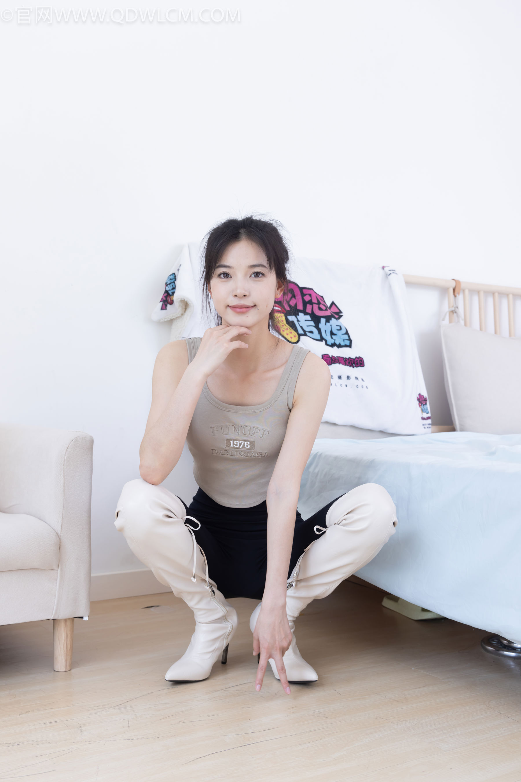 物恋传媒 No.2490 茯苓 - 长靴、白棉袜、裸足/(180P)