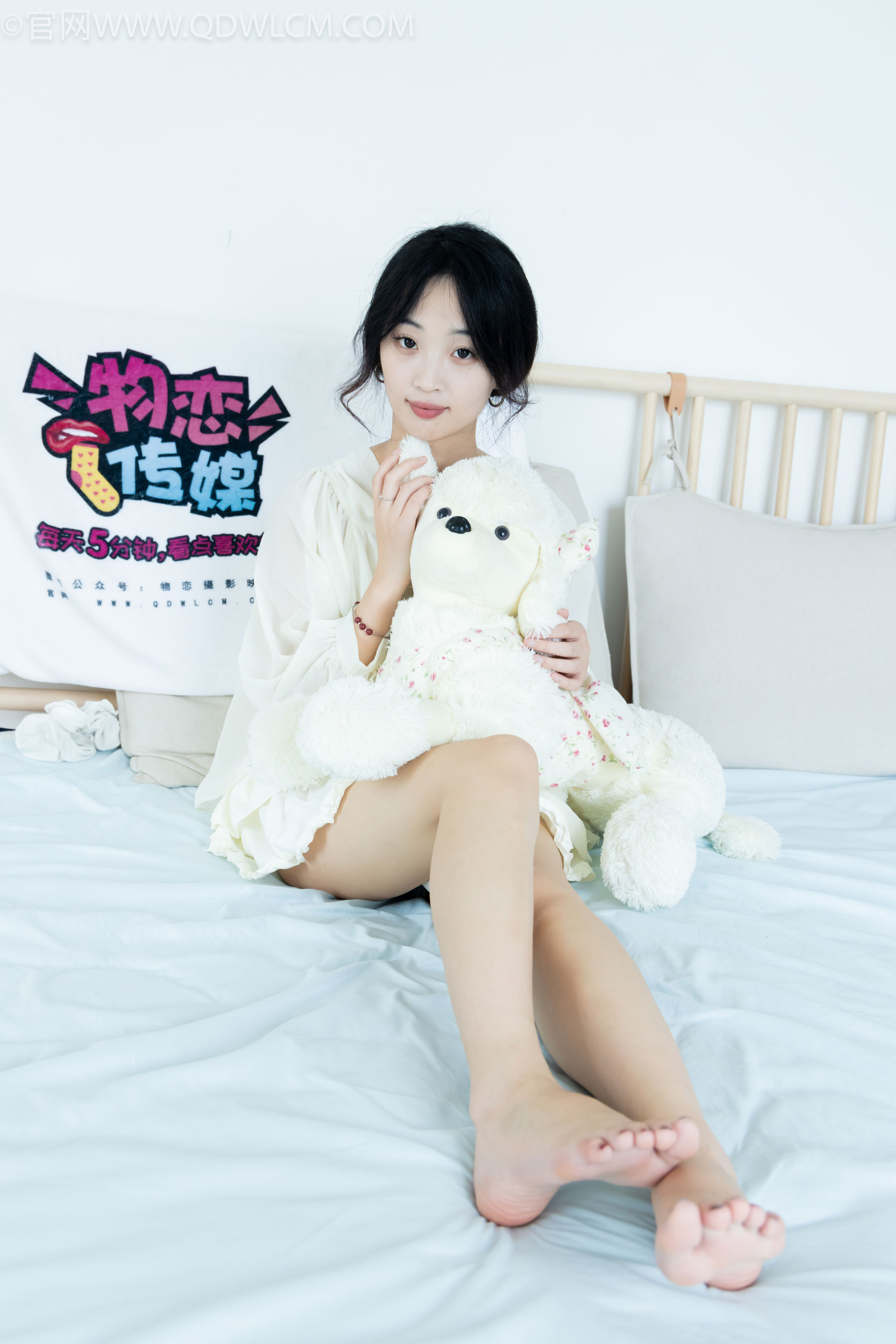 物恋传媒 No.2489 南南 - 板鞋、白棉袜、裸足/(150P)