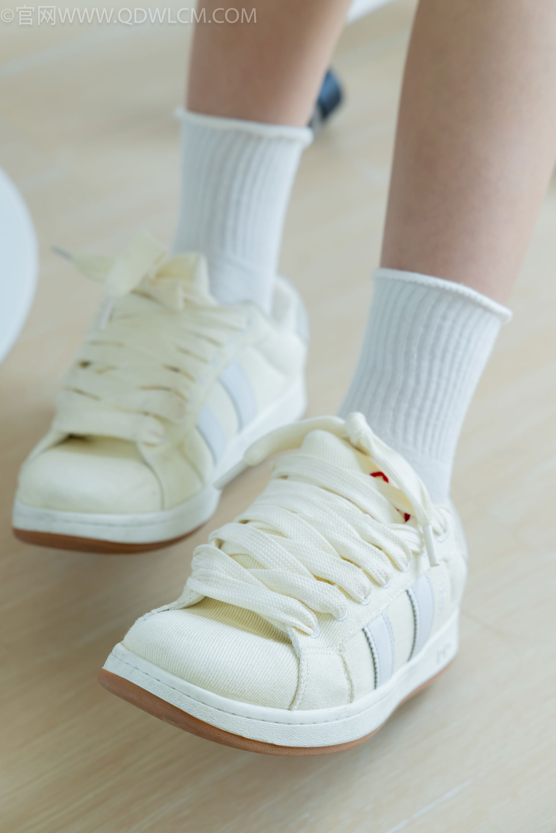 物恋传媒 No.2489 南南 - 板鞋、白棉袜、裸足/(150P)