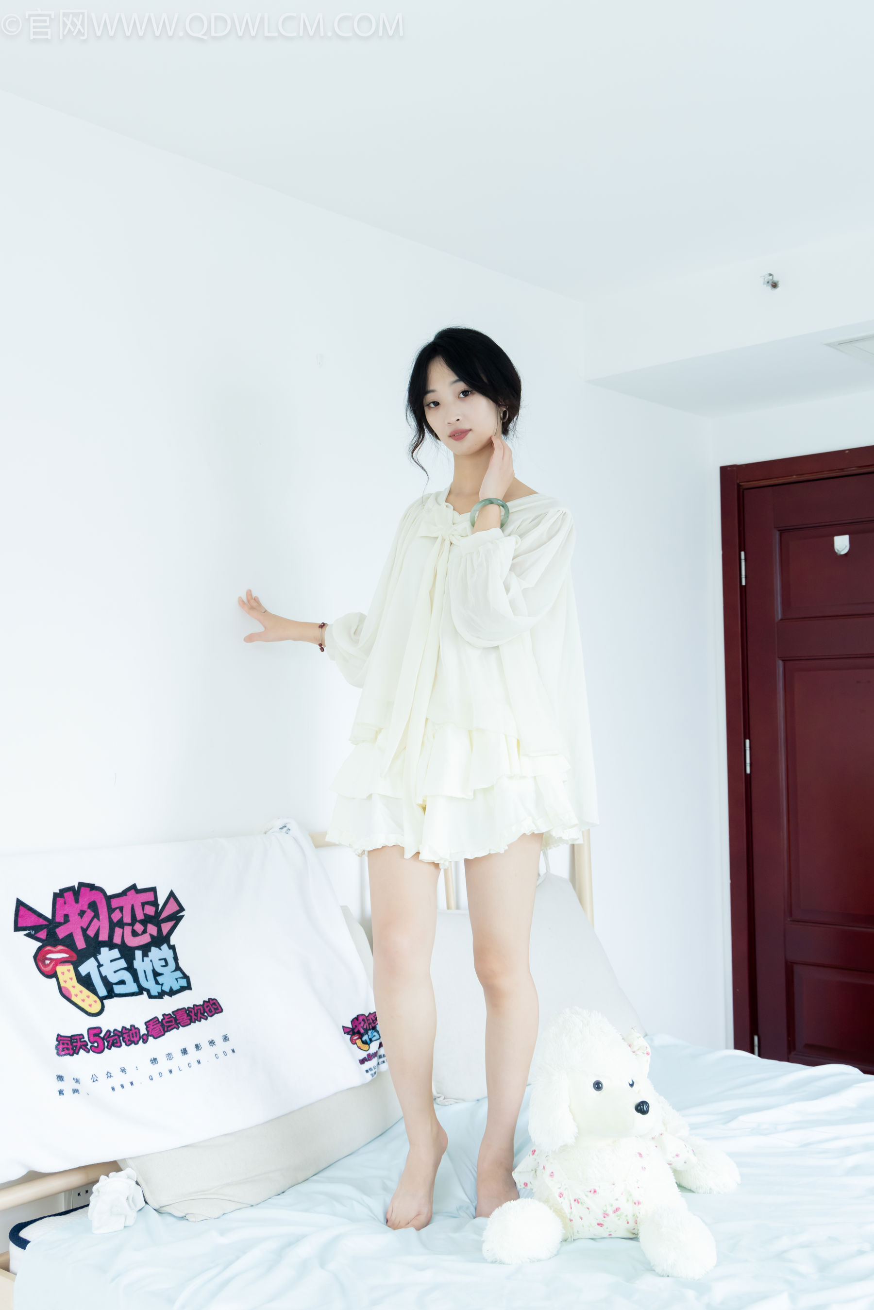 物恋传媒 No.2489 南南 - 板鞋、白棉袜、裸足/(150P)