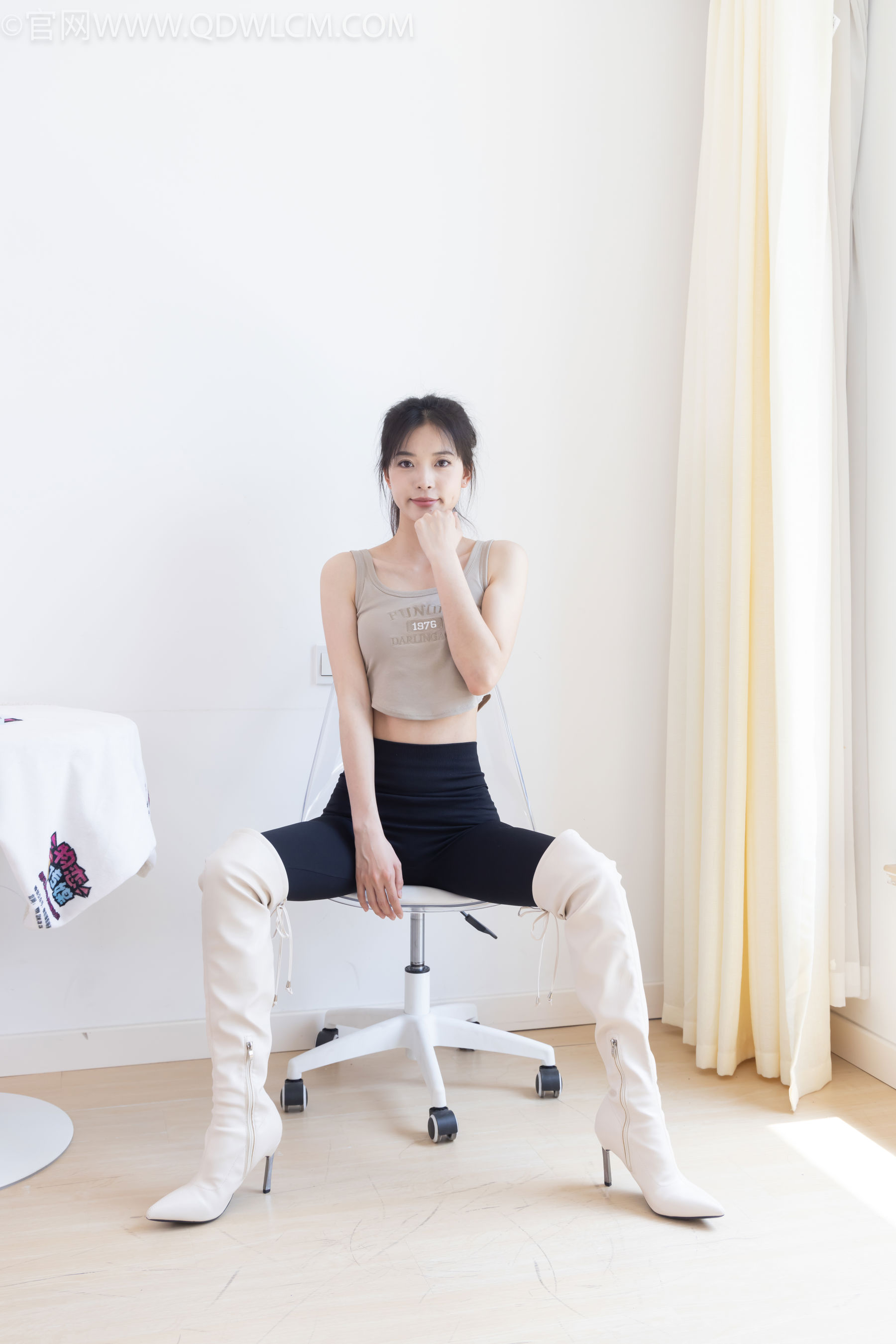 物恋传媒 No.2490 茯苓 - 长靴、白棉袜、裸足/(180P)