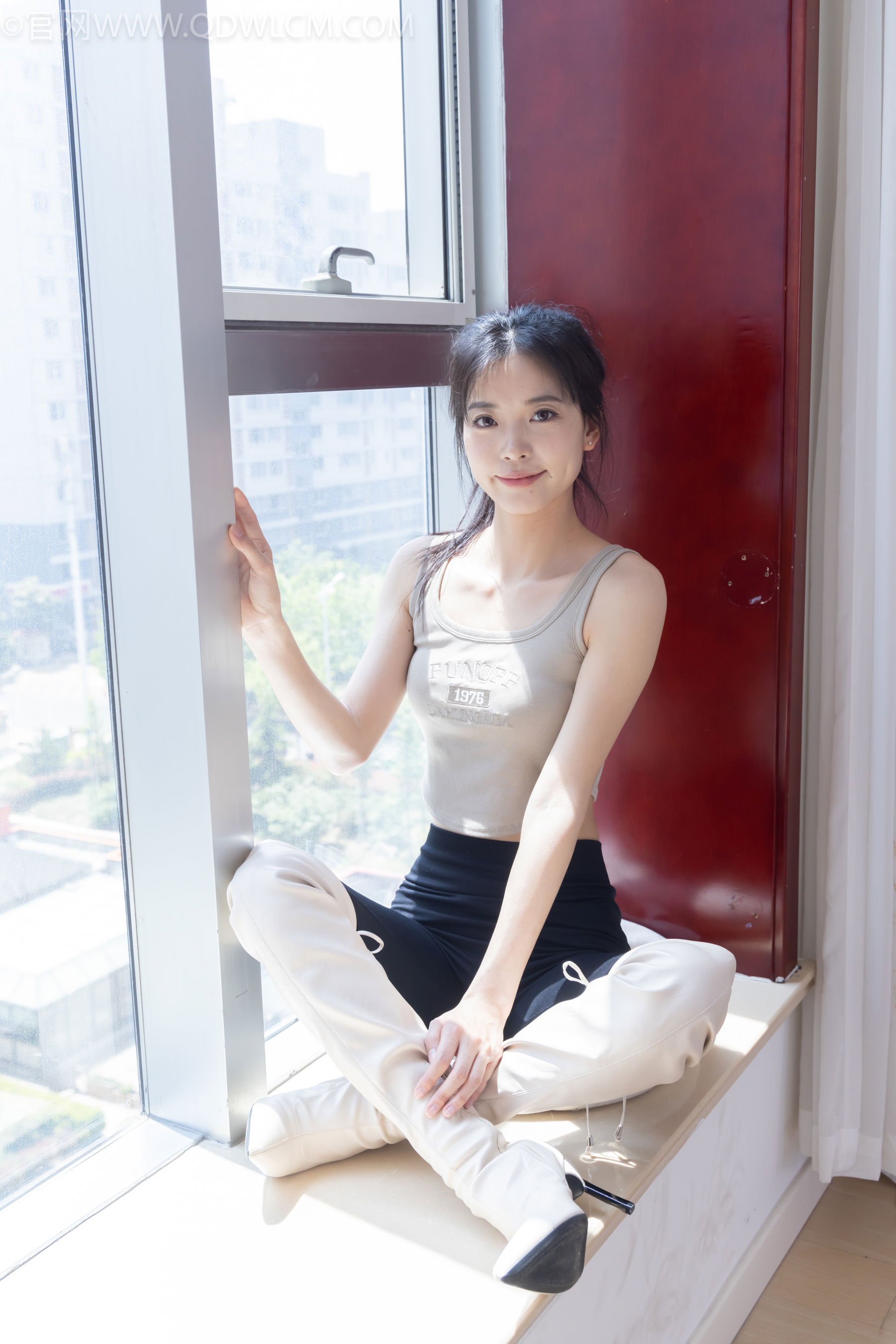 物恋传媒 No.2490 茯苓 - 长靴、白棉袜、裸足/(180P)