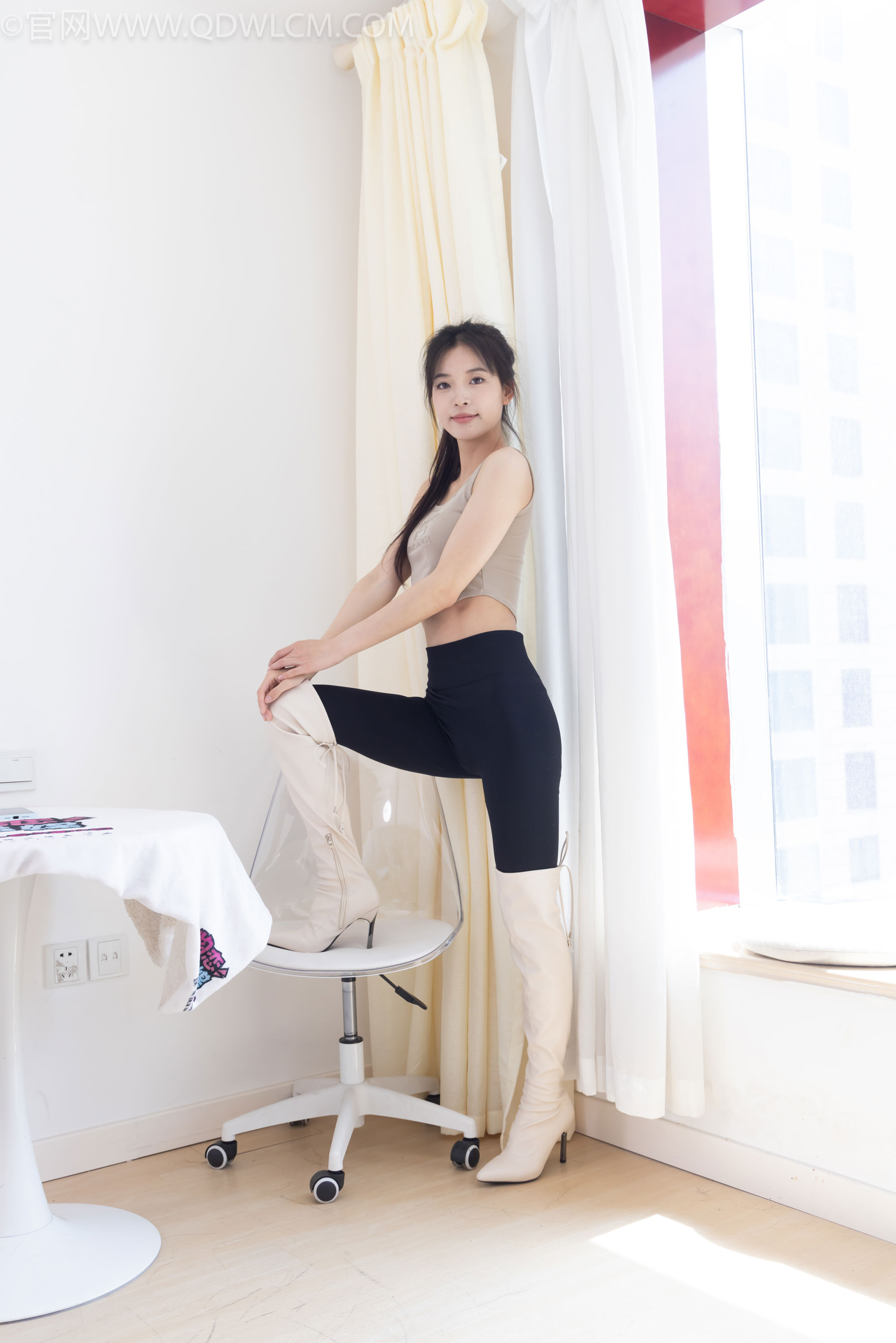 物恋传媒 No.2490 茯苓 - 长靴、白棉袜、裸足/(180P)