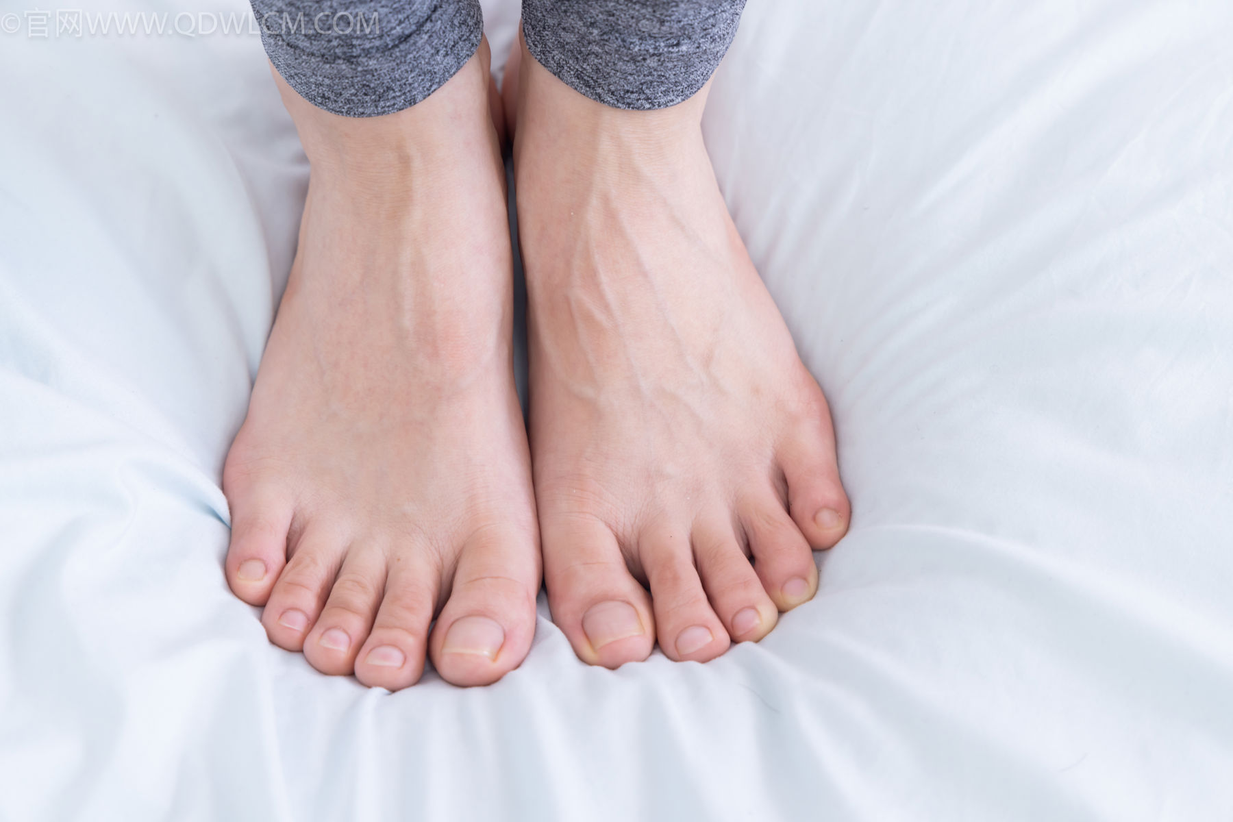 物恋传媒 No.2490 茯苓 - 长靴、白棉袜、裸足/(180P)