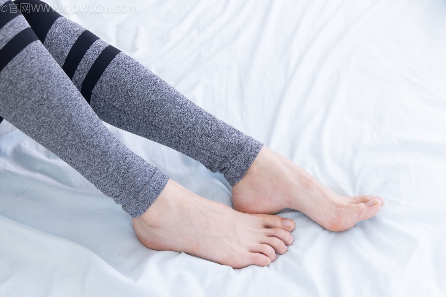 物恋传媒 No.2490 茯苓 - 长靴、白棉袜、裸足/(180P)