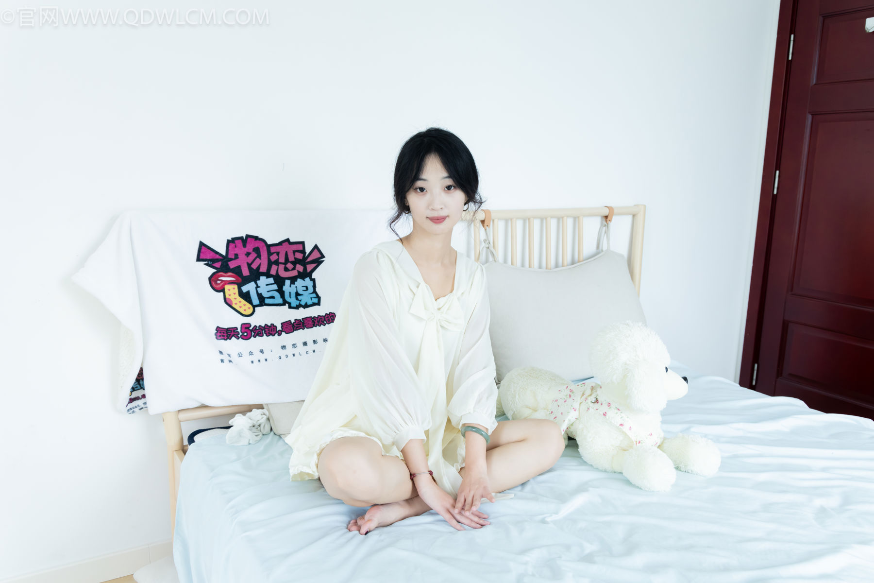 物恋传媒 No.2489 南南 - 板鞋、白棉袜、裸足/(150P)