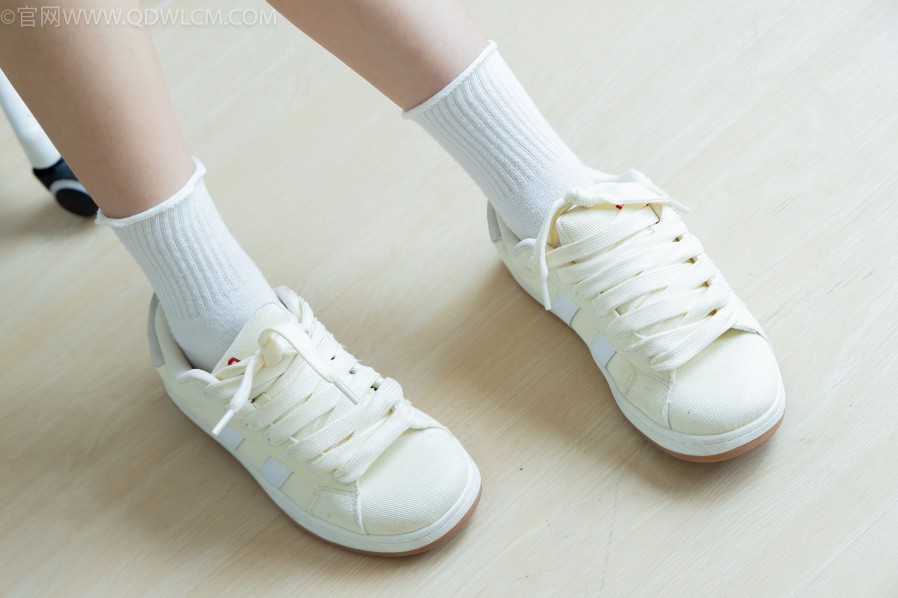 物恋传媒 No.2489 南南 - 板鞋、白棉袜、裸足/(150P)