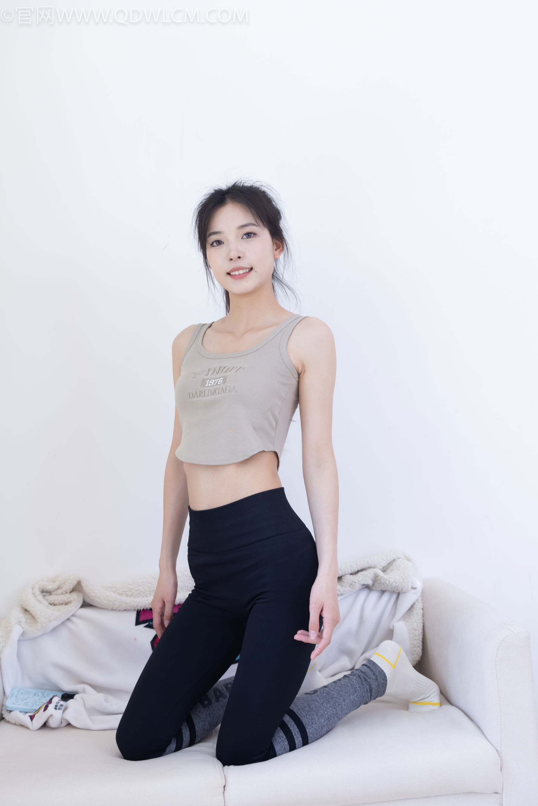 物恋传媒 No.2490 茯苓 - 长靴、白棉袜、裸足/(180P)