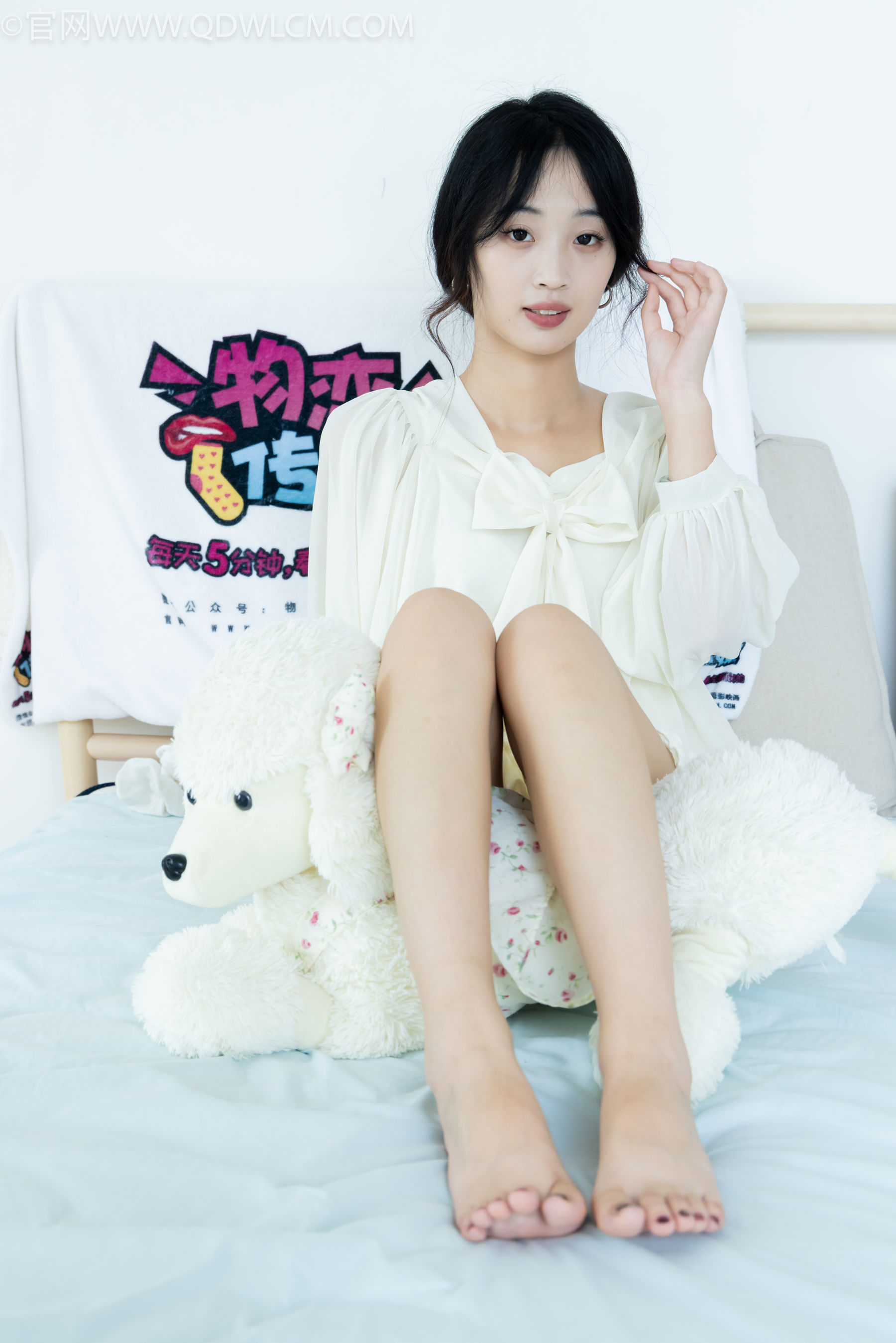 物恋传媒 No.2489 南南 - 板鞋、白棉袜、裸足/(150P)