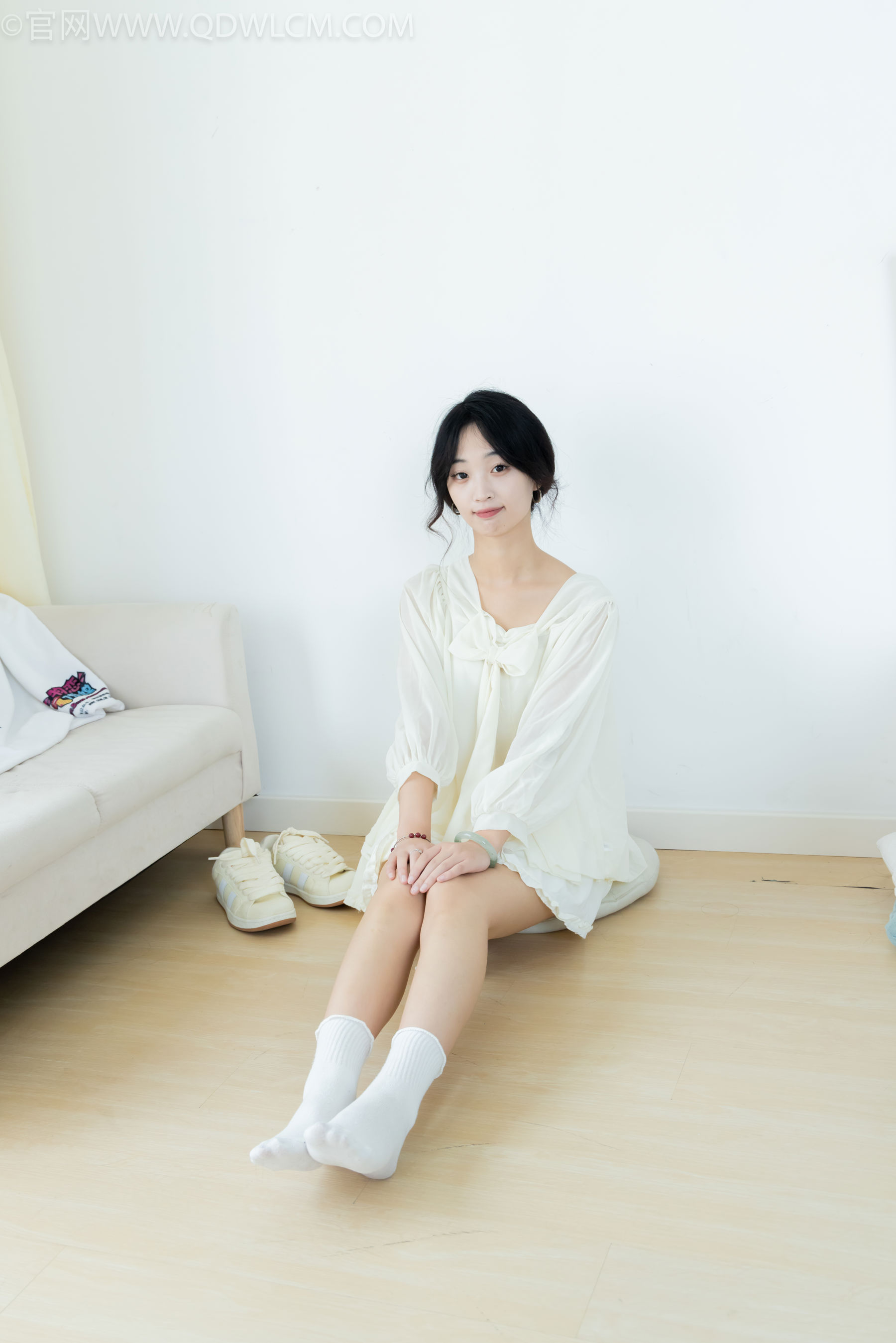 物恋传媒 No.2489 南南 - 板鞋、白棉袜、裸足/(150P)