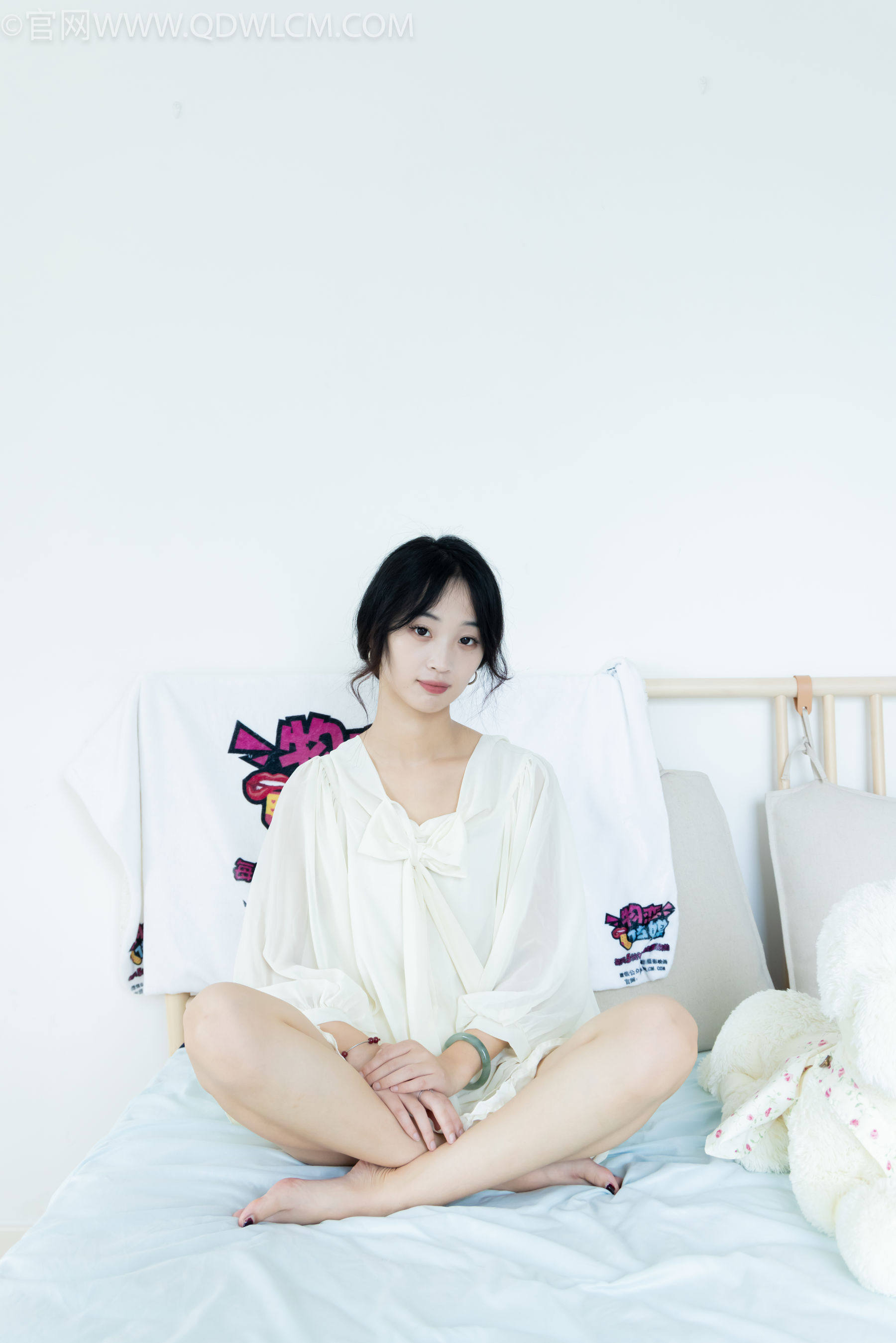 物恋传媒 No.2489 南南 - 板鞋、白棉袜、裸足/(150P)